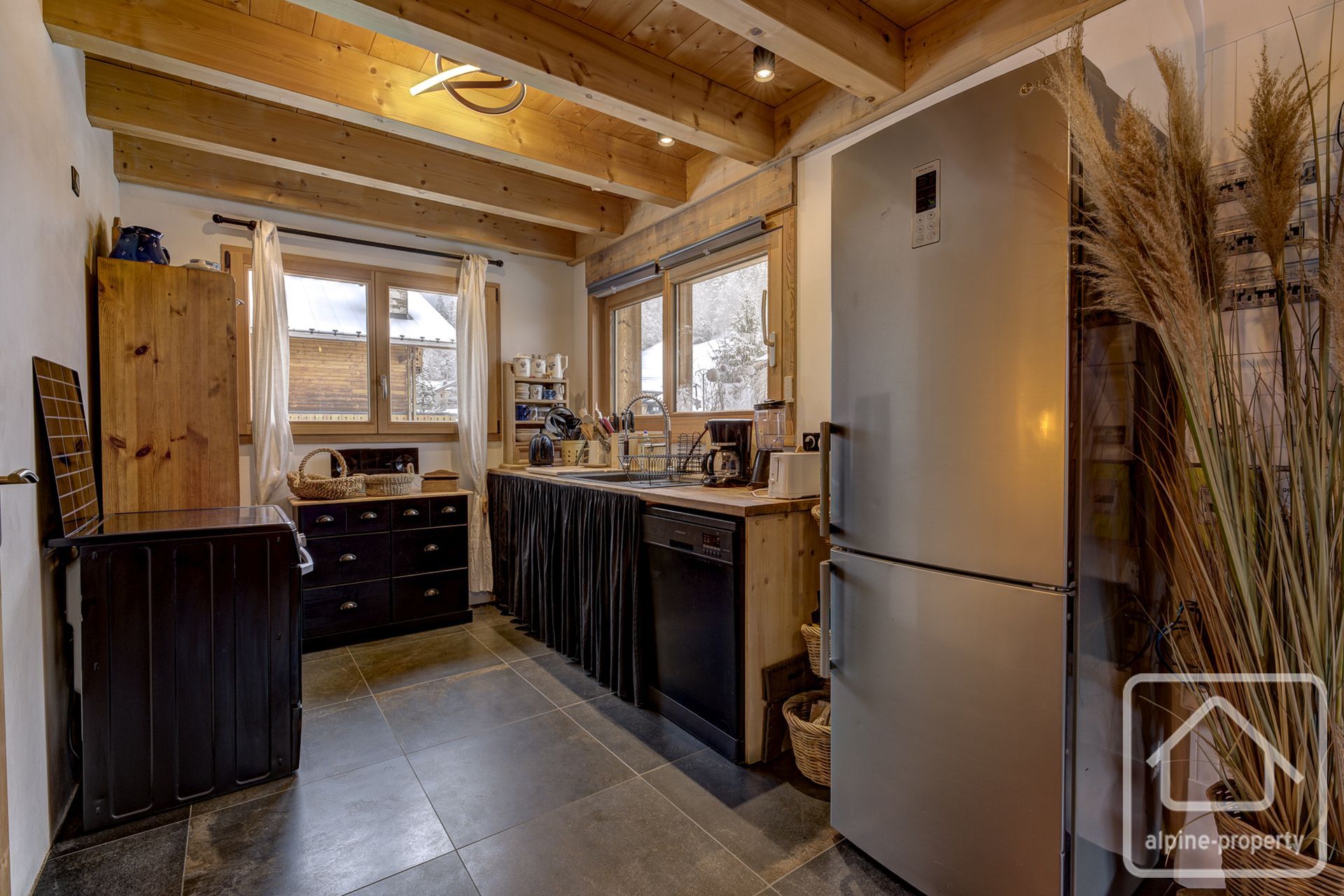 Impeccable 3 Bedroom, 2 Bathroom Recently Built Chalet With Garden And Parking, Near To Morzine Town Centre – COCOON