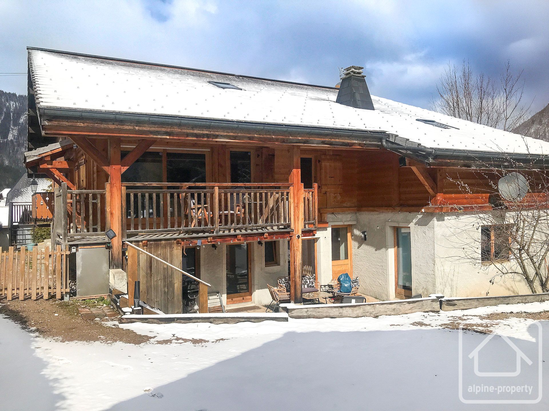 Large 5 Bedroom Chalet In Morzine, With 2 Further Independent Apartments, Garden And Parking – IMPERIAL
