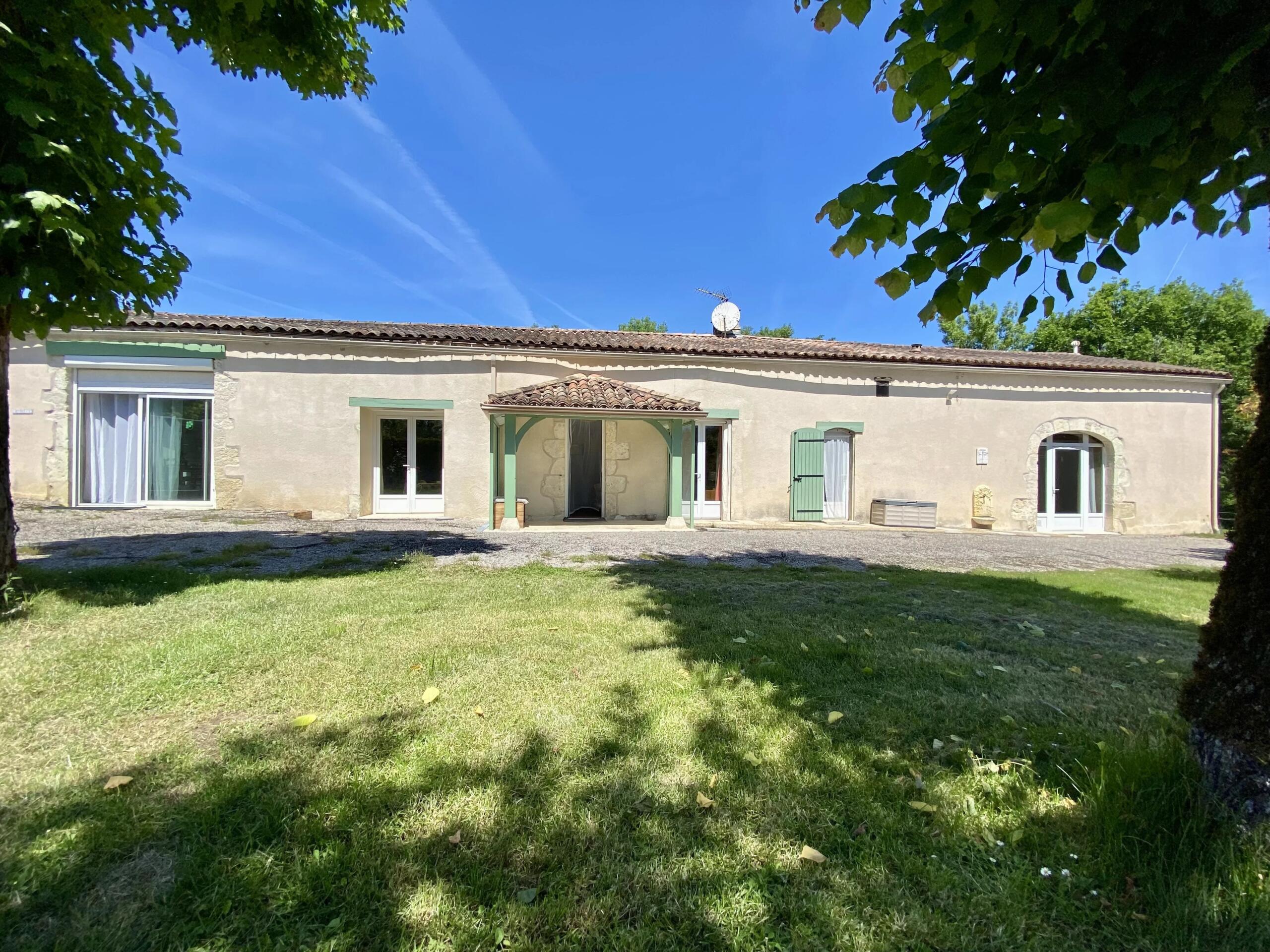 Beautiful single-storey home with pool and within walking distance of Monflanquin, Aquitaine – France – BVI85523
