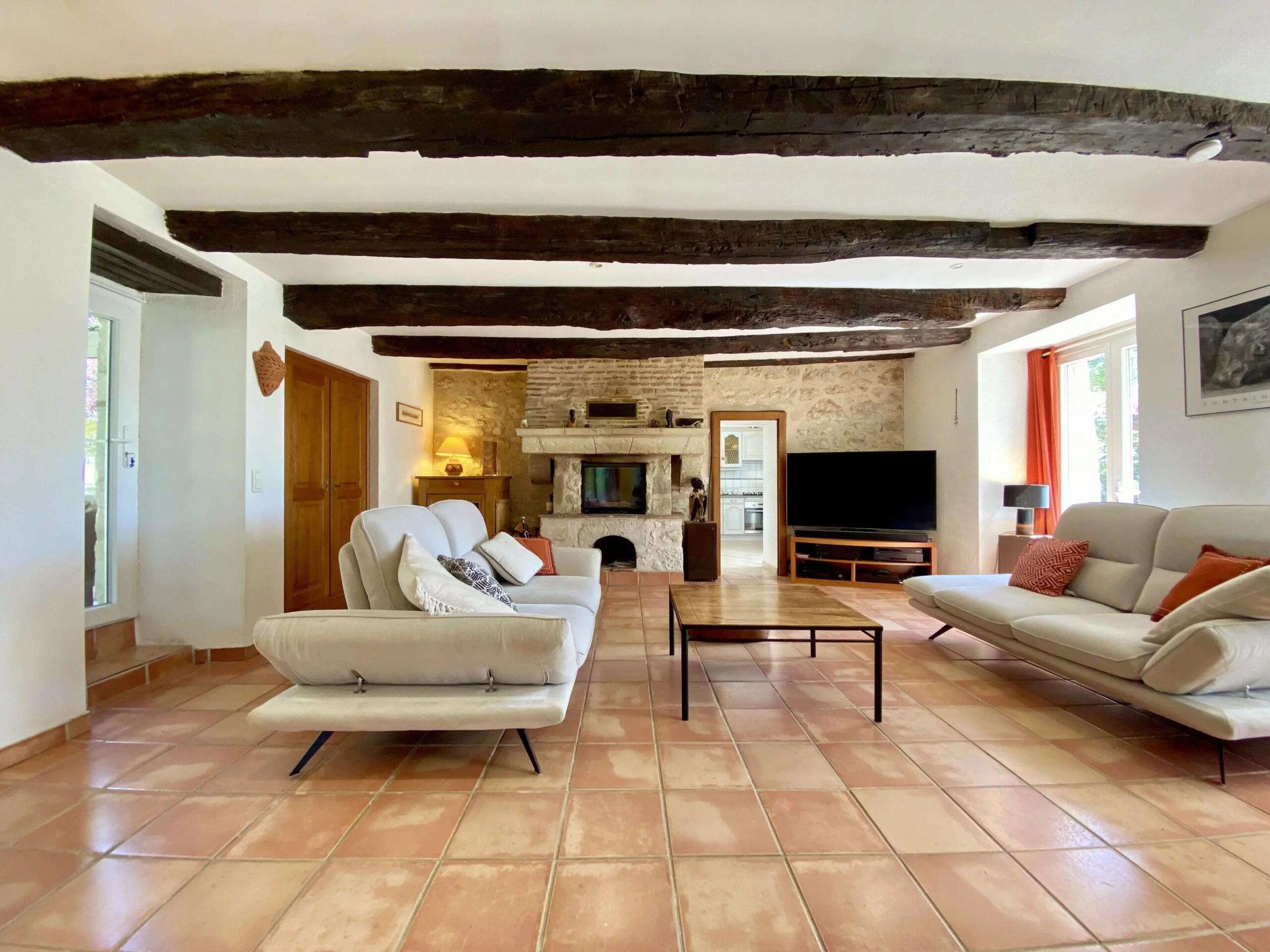 Beautiful single-storey home with pool and within walking distance of Monflanquin, Aquitaine – France – BVI85523