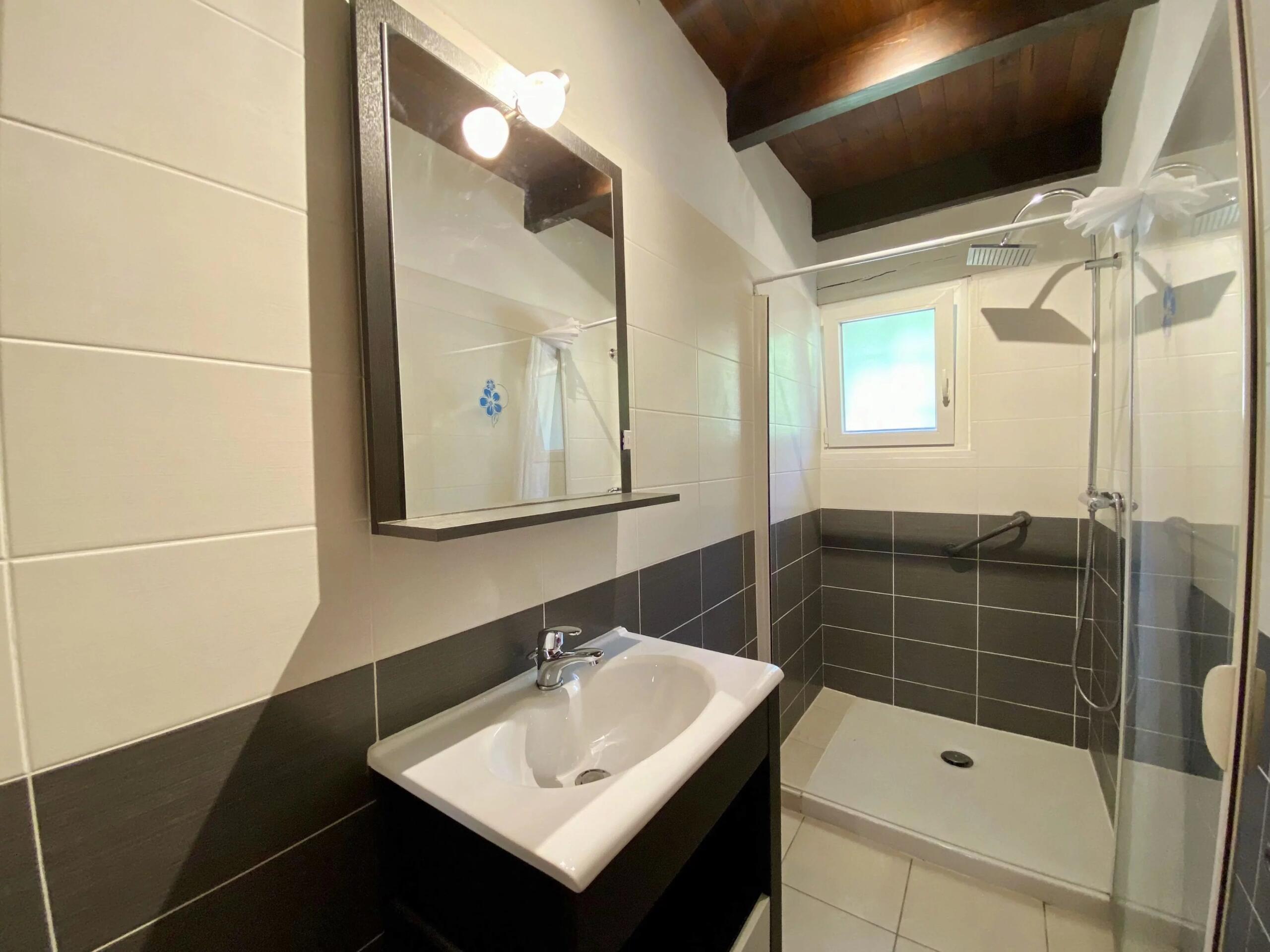 Beautiful single-storey home with pool and within walking distance of Monflanquin, Aquitaine – France – BVI85523
