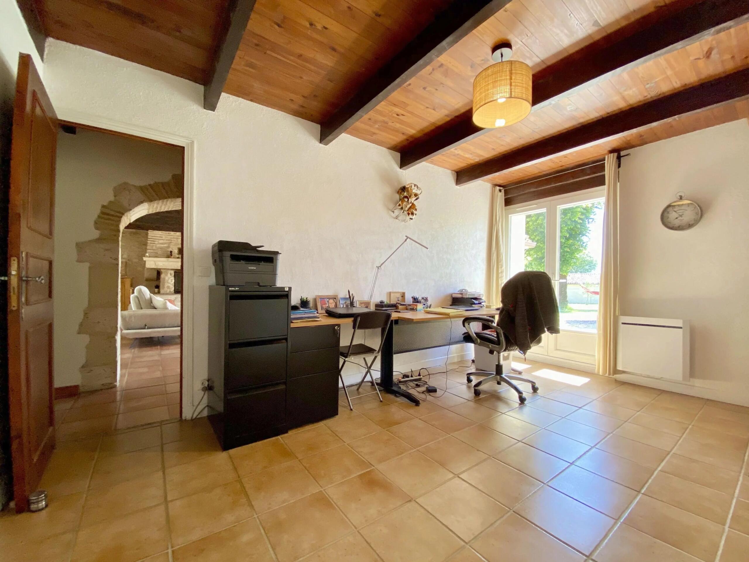 Beautiful single-storey home with pool and within walking distance of Monflanquin, Aquitaine – France – BVI85523