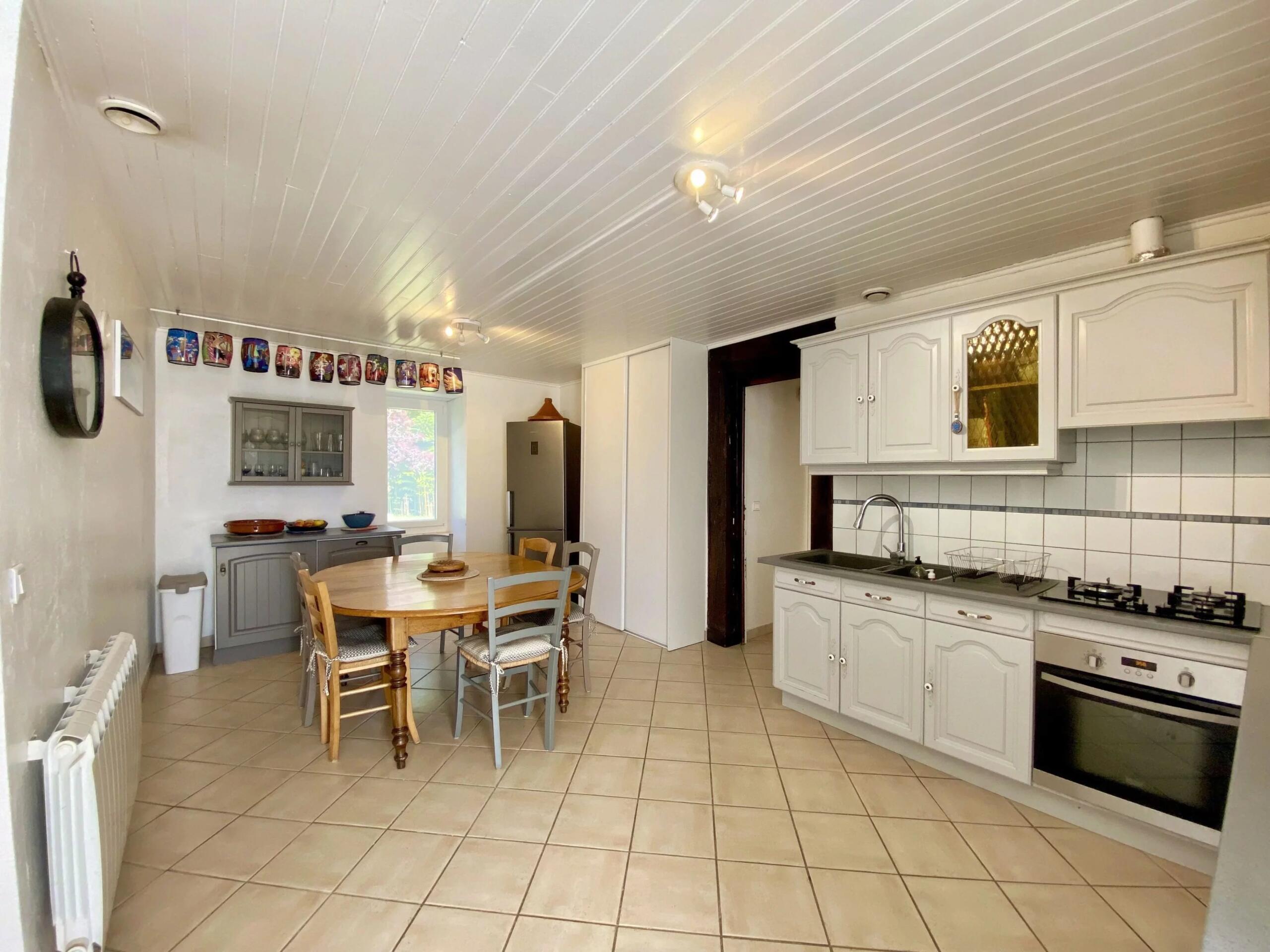 Beautiful single-storey home with pool and within walking distance of Monflanquin, Aquitaine – France – BVI85523
