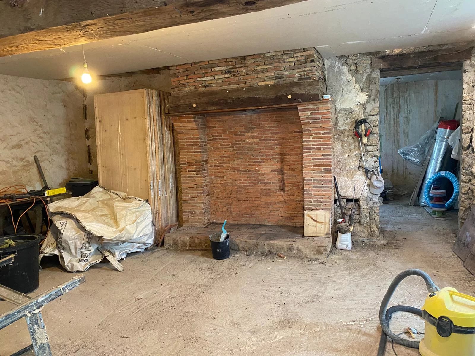 A cute house to finish renovating in a hamlet of Saint Léger Magnazeix, Limousin – France – BVI85585