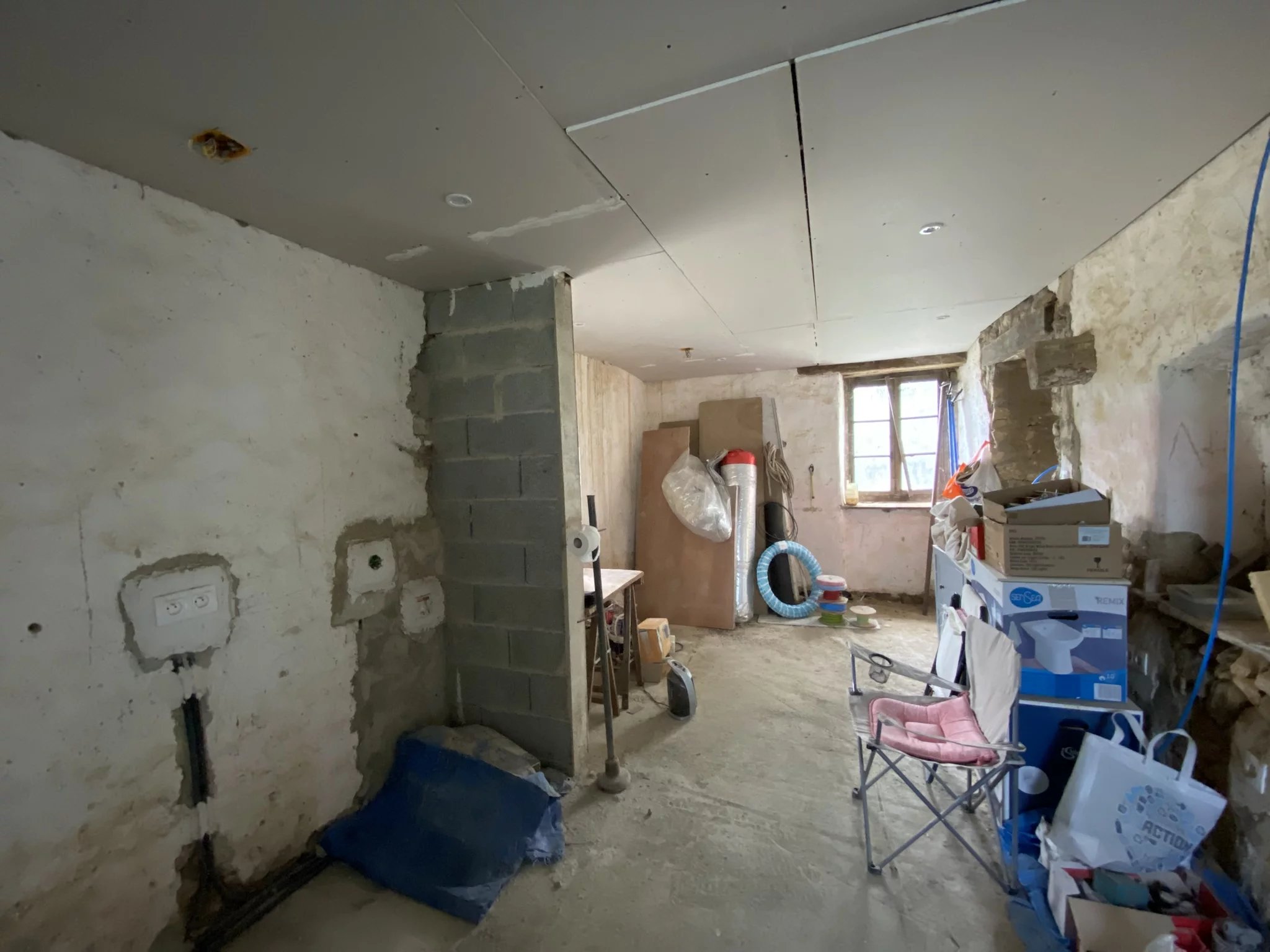 A cute house to finish renovating in a hamlet of Saint Léger Magnazeix, Limousin – France – BVI85585