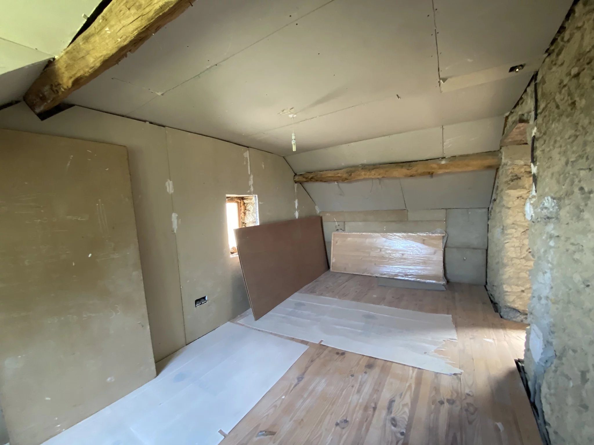 A cute house to finish renovating in a hamlet of Saint Léger Magnazeix, Limousin – France – BVI85585