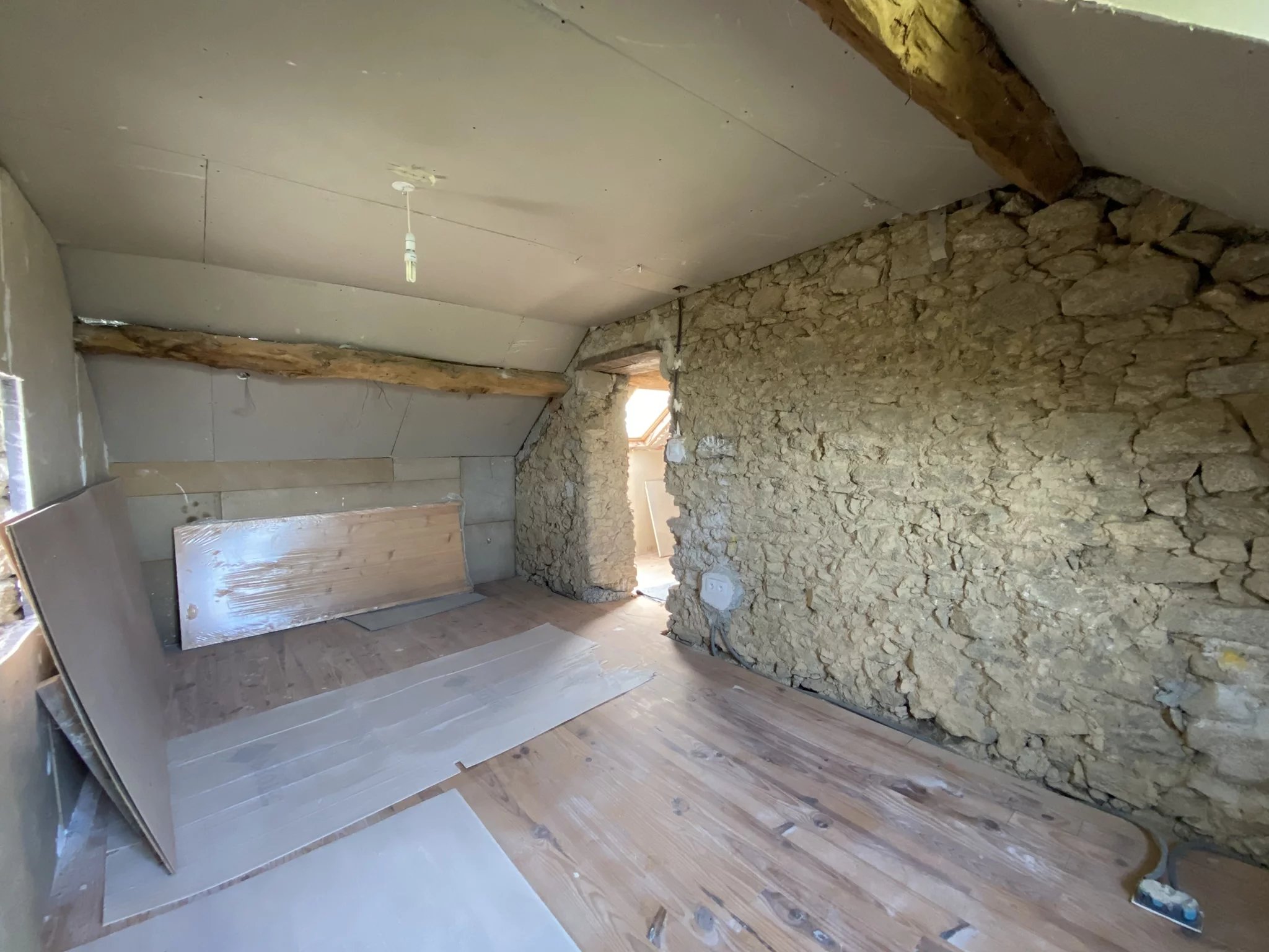 A cute house to finish renovating in a hamlet of Saint Léger Magnazeix, Limousin – France – BVI85585