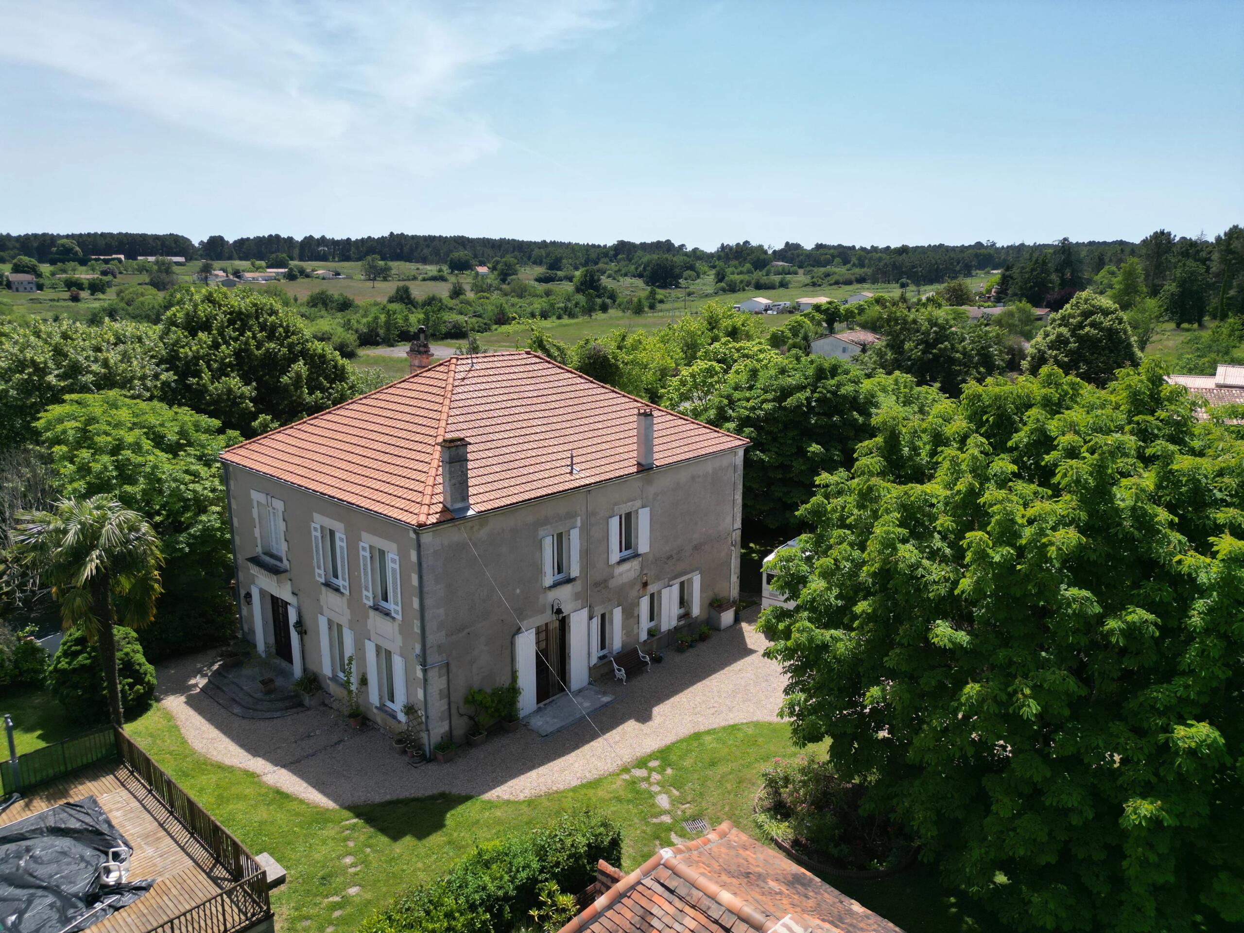 Beautiful 5-bed house in village centre, Poitou-Charentes – France – BVI85674