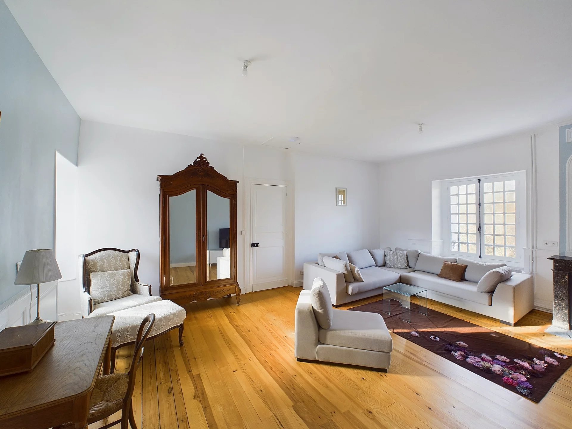 Grand manor house estate with guest houses, swimming pool and fabulous views, Poitou-Charentes – France – BVI85800