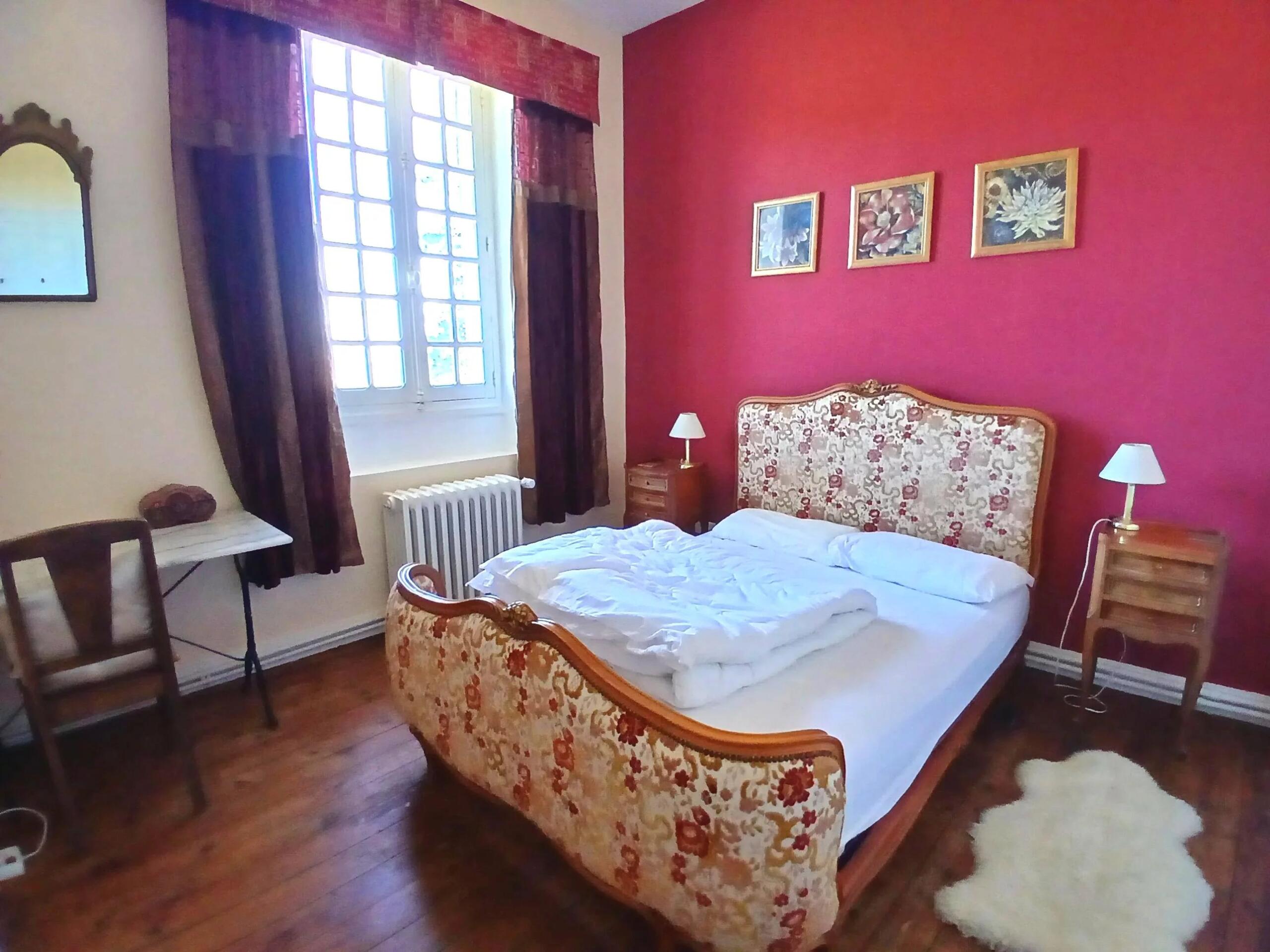 Grand manor house estate with guest houses, swimming pool and fabulous views, Poitou-Charentes – France – BVI85800