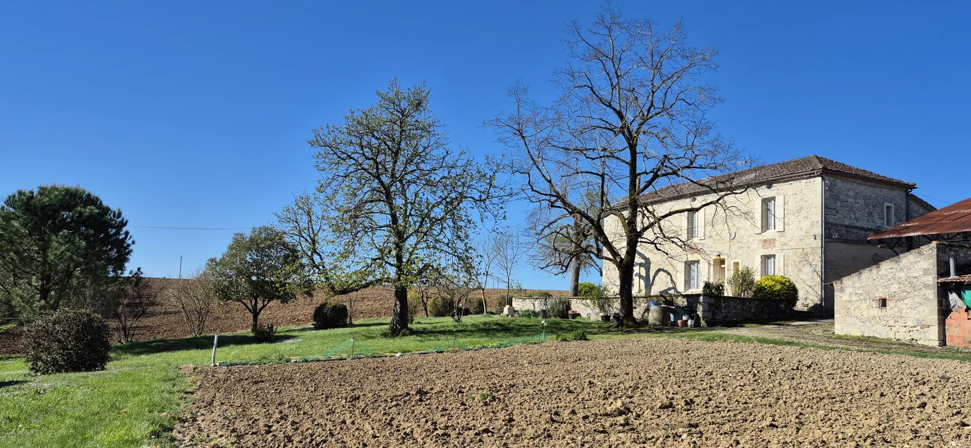 Property with numerous outbuildings close to amenities, Aquitaine – France – BVI85288