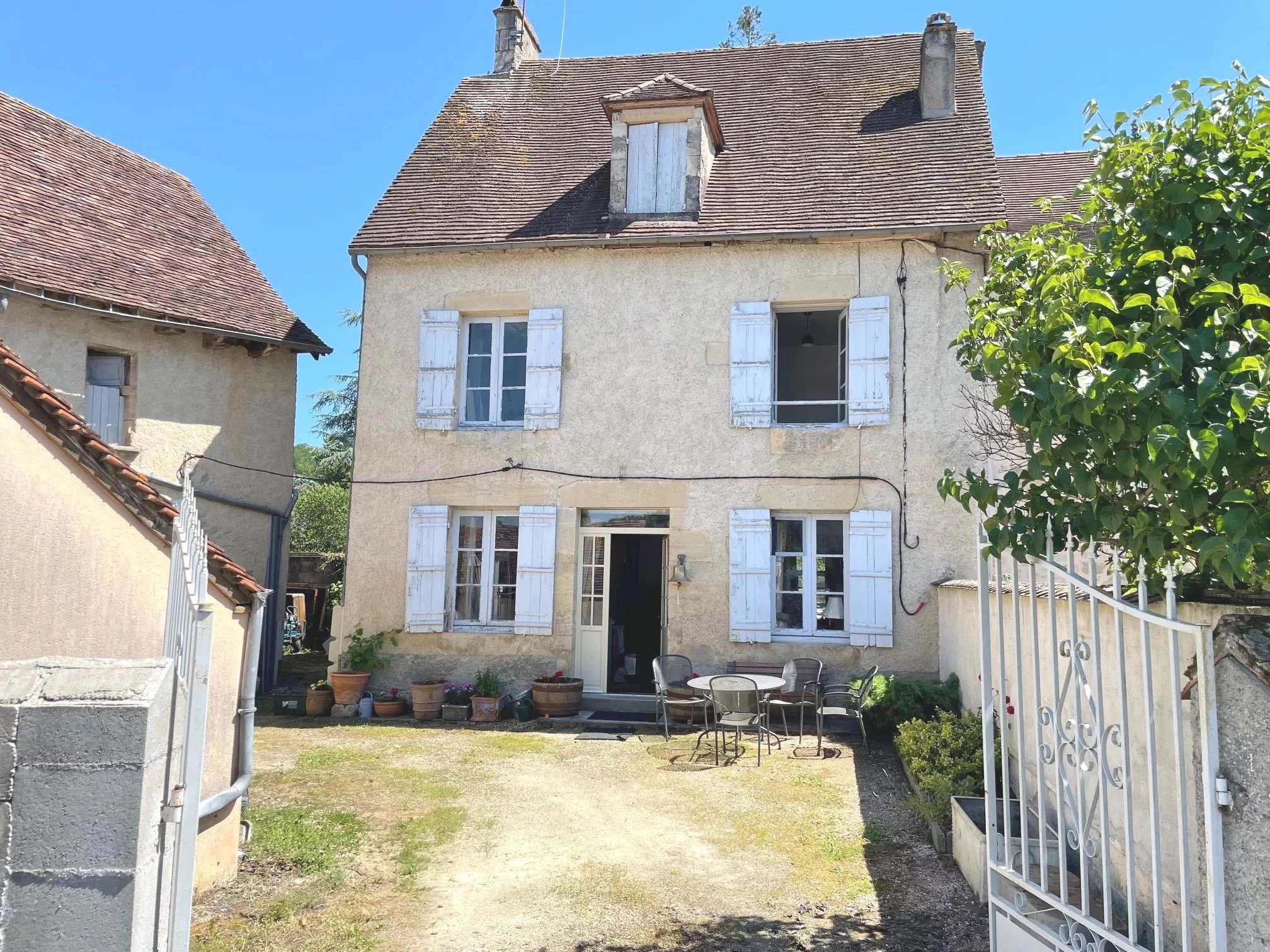 Stone cottage with courtyard and barn, Aquitaine – France – BVI85725