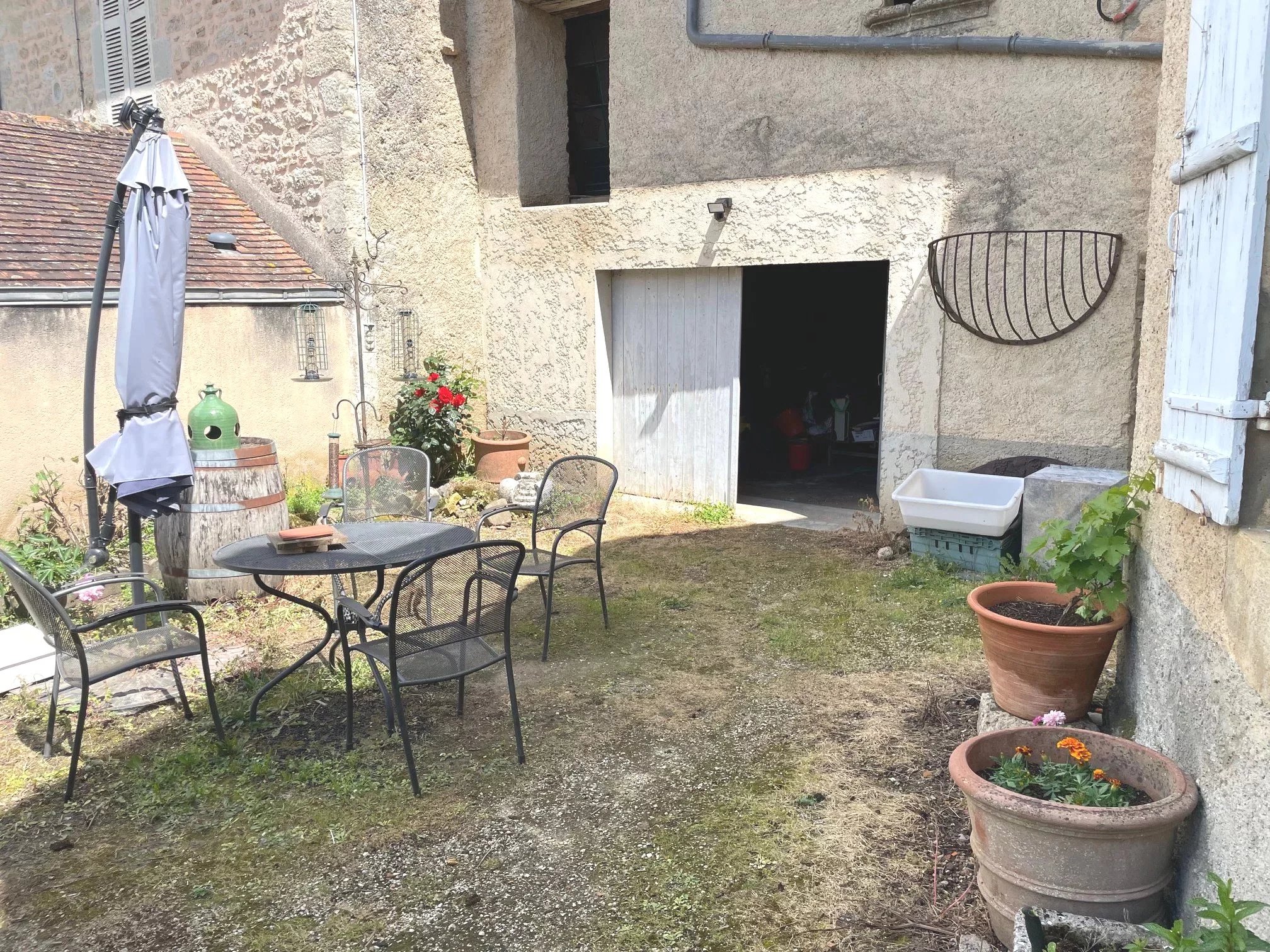 Stone cottage with courtyard and barn, Aquitaine – France – BVI85725
