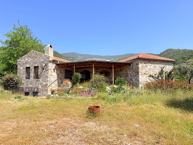 In a rural setting on a large plot, a traditional style Villa near Kusadasi – TC1994