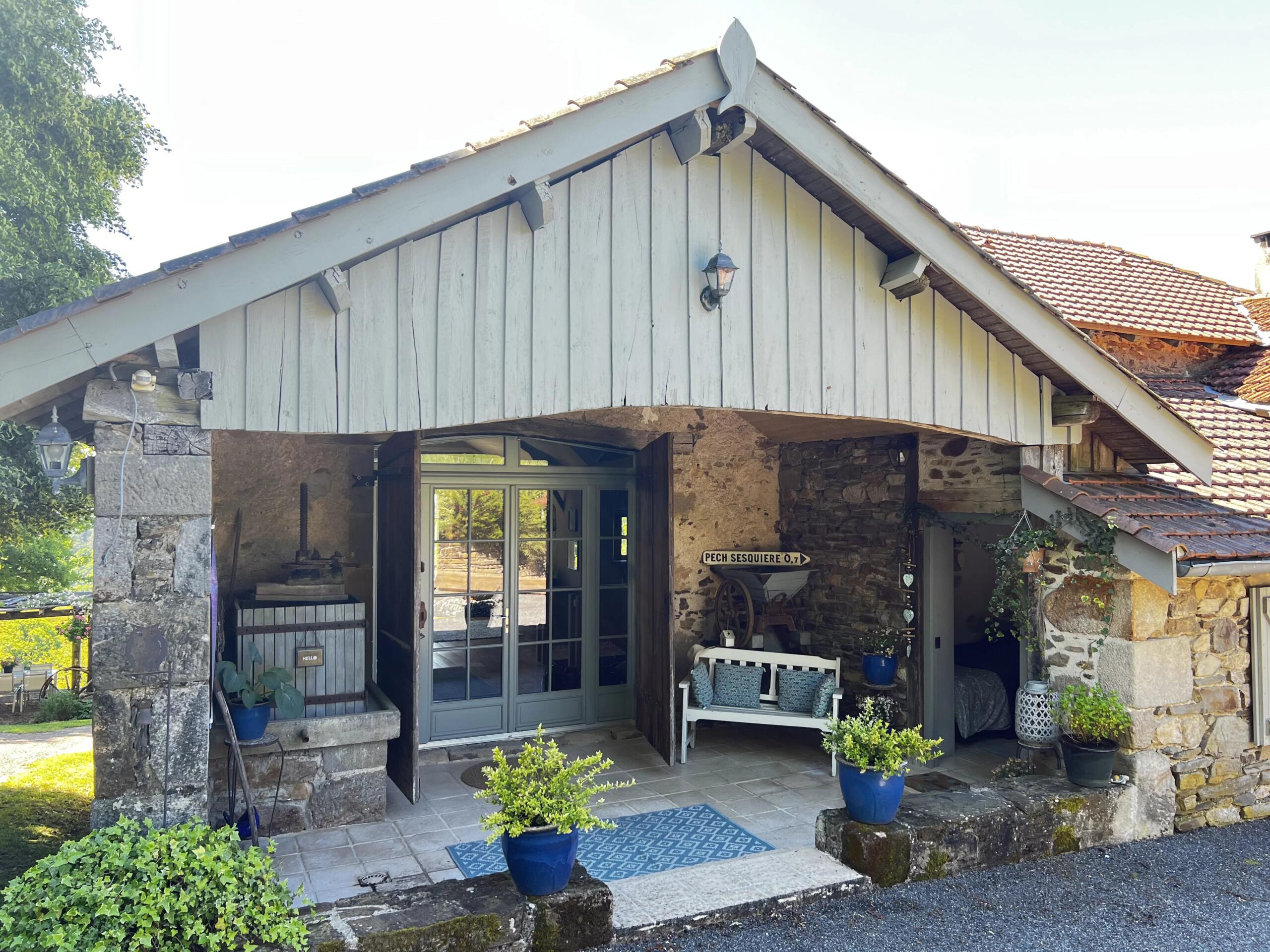 Elegantly-renovated, 3-bed property in an elevated position with views, outbuildings and 8 ha, Midi-Pyrénées – France – BVI85759