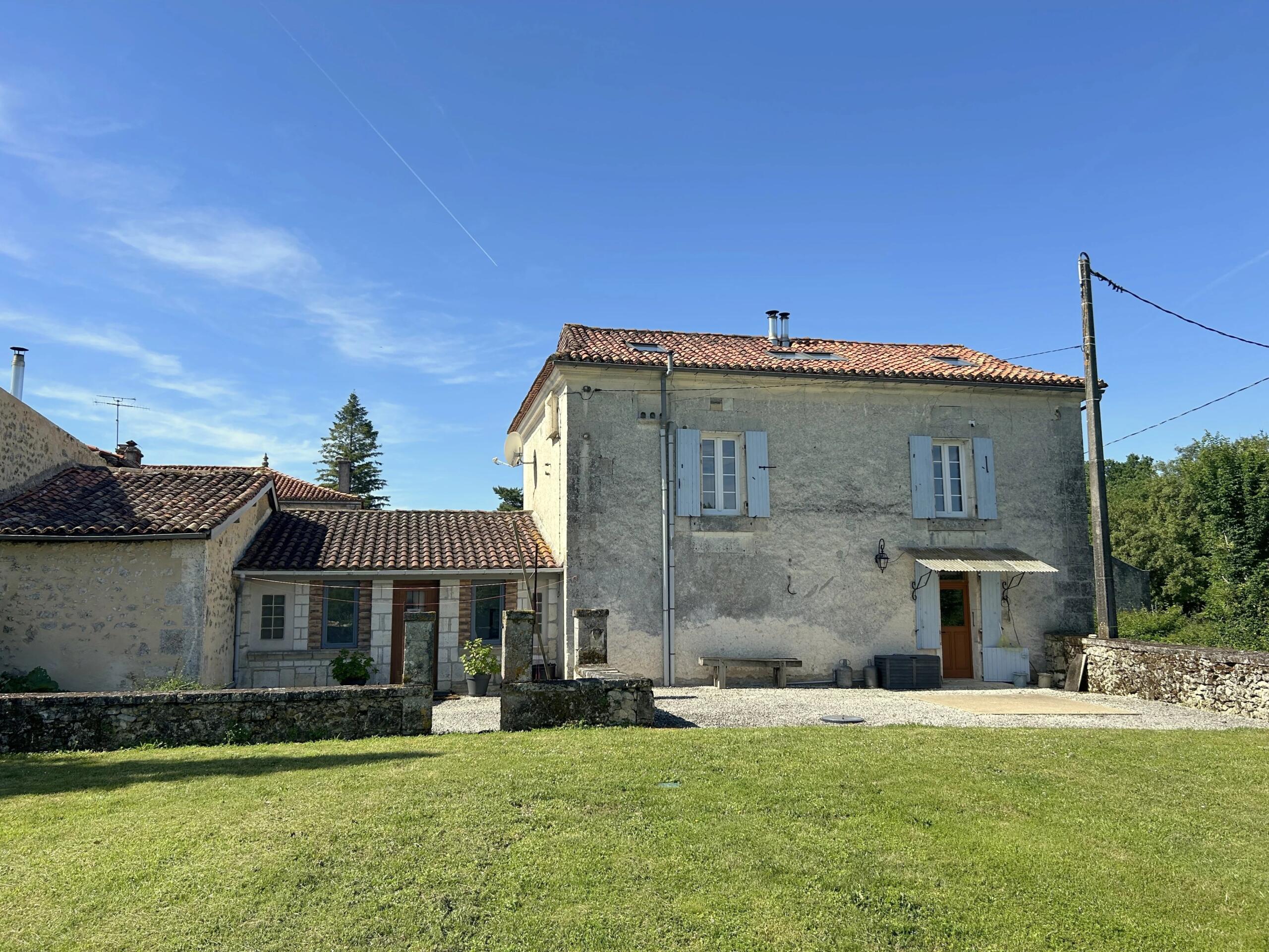 Character 4/5 bed detached residence with cottage to renovate, Aquitaine – France – BVI85775