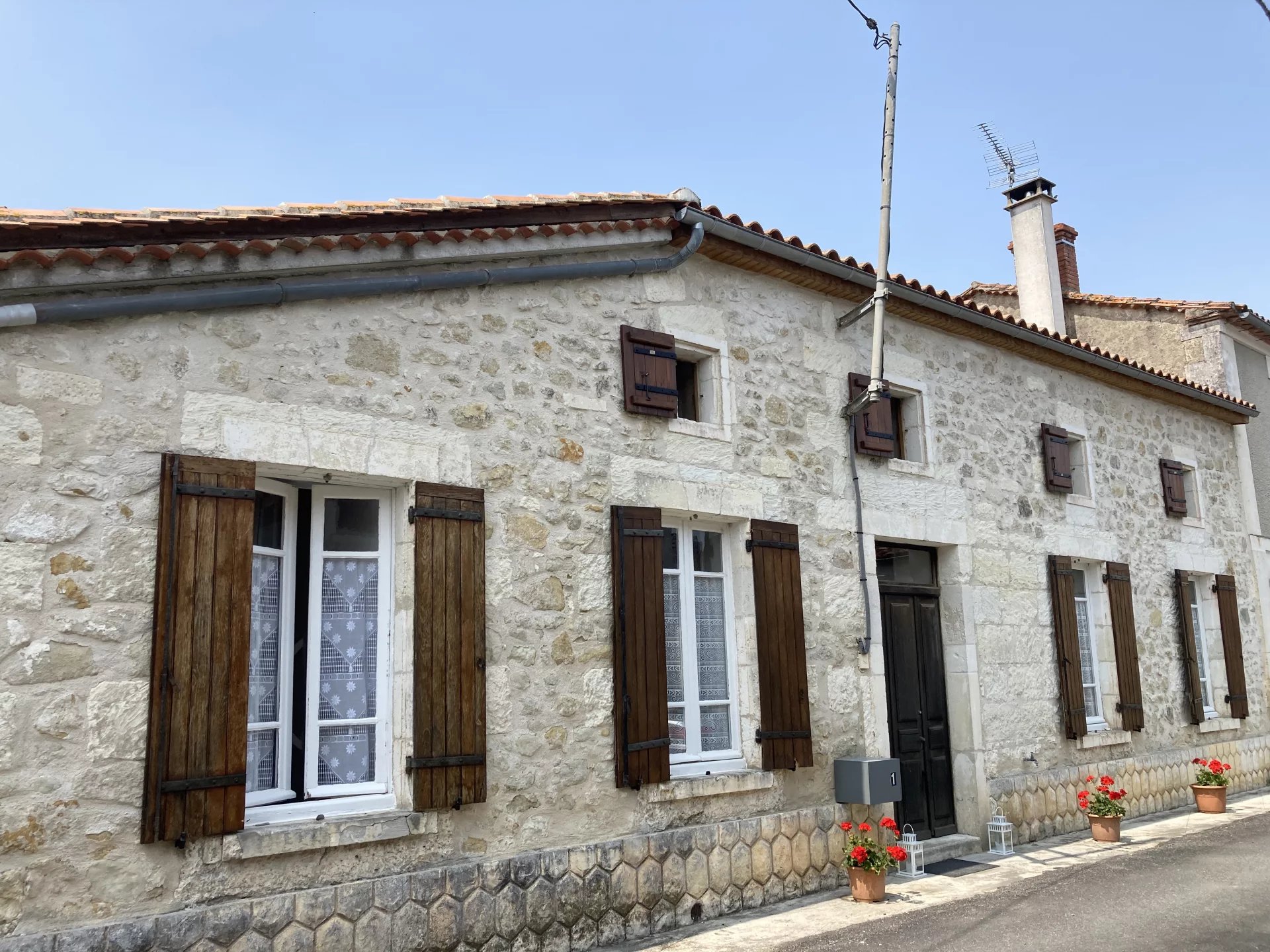 Stone village house in good condition, Poitou-Charentes – France – BVI71107