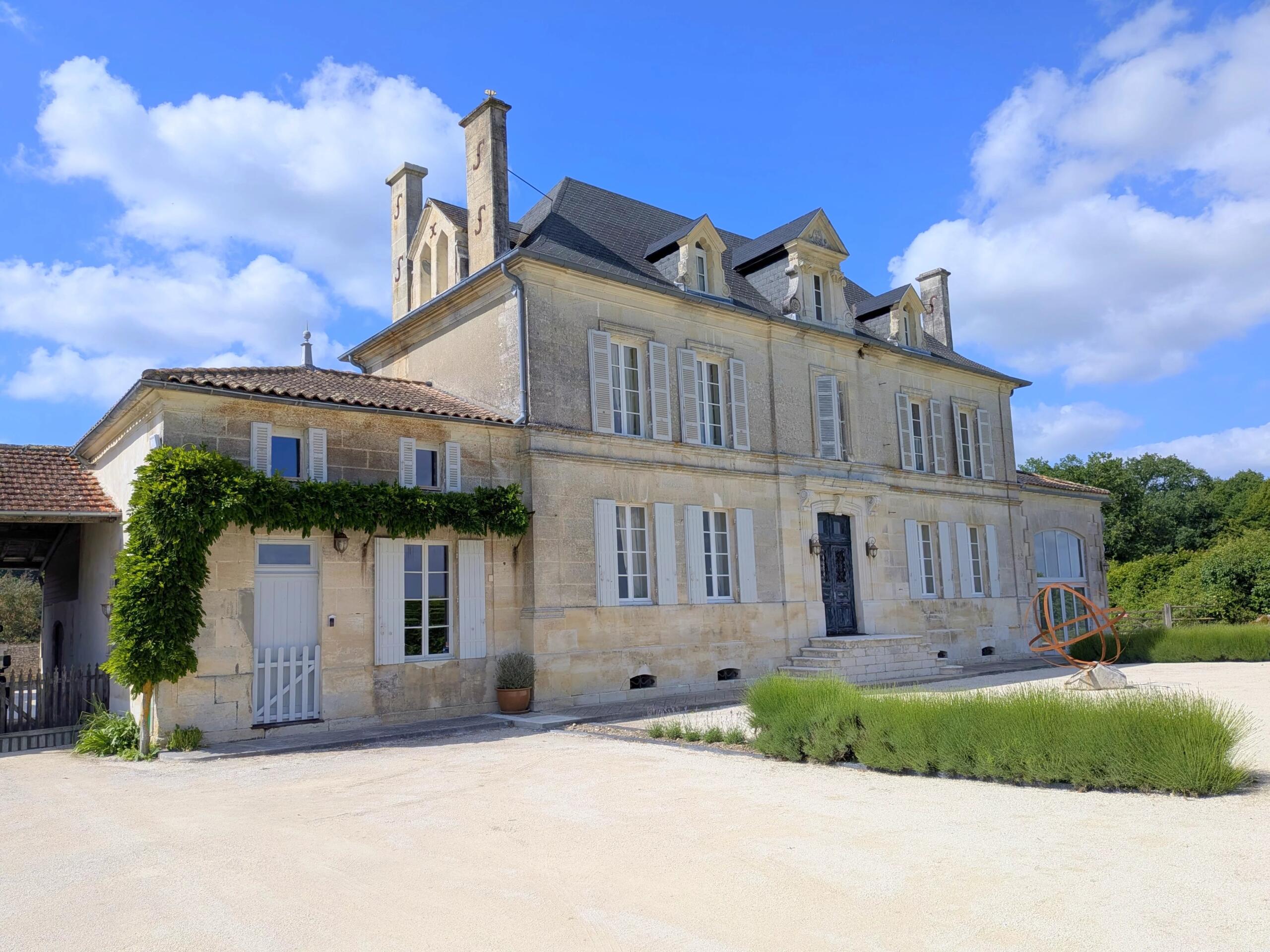 Magnificent 10 bed manor house with pool and 2 guest houses, Poitou-Charentes – France – BVI85855