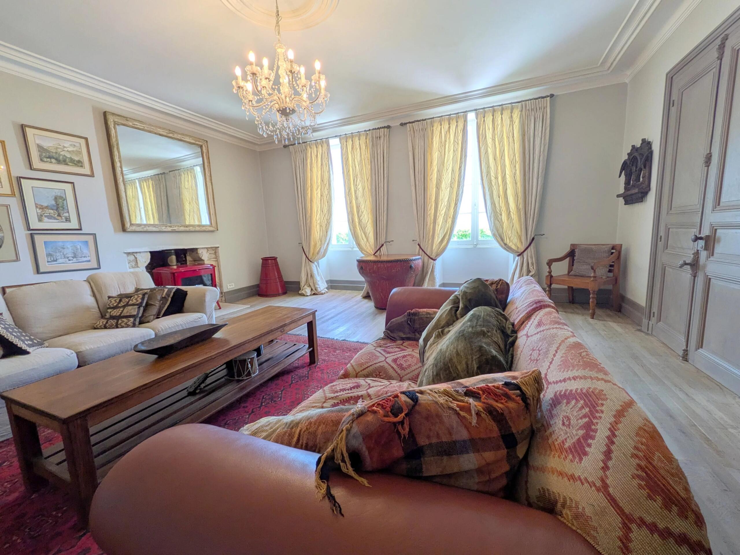 Magnificent 10 bed manor house with pool and 2 guest houses, Poitou-Charentes – France – BVI85855