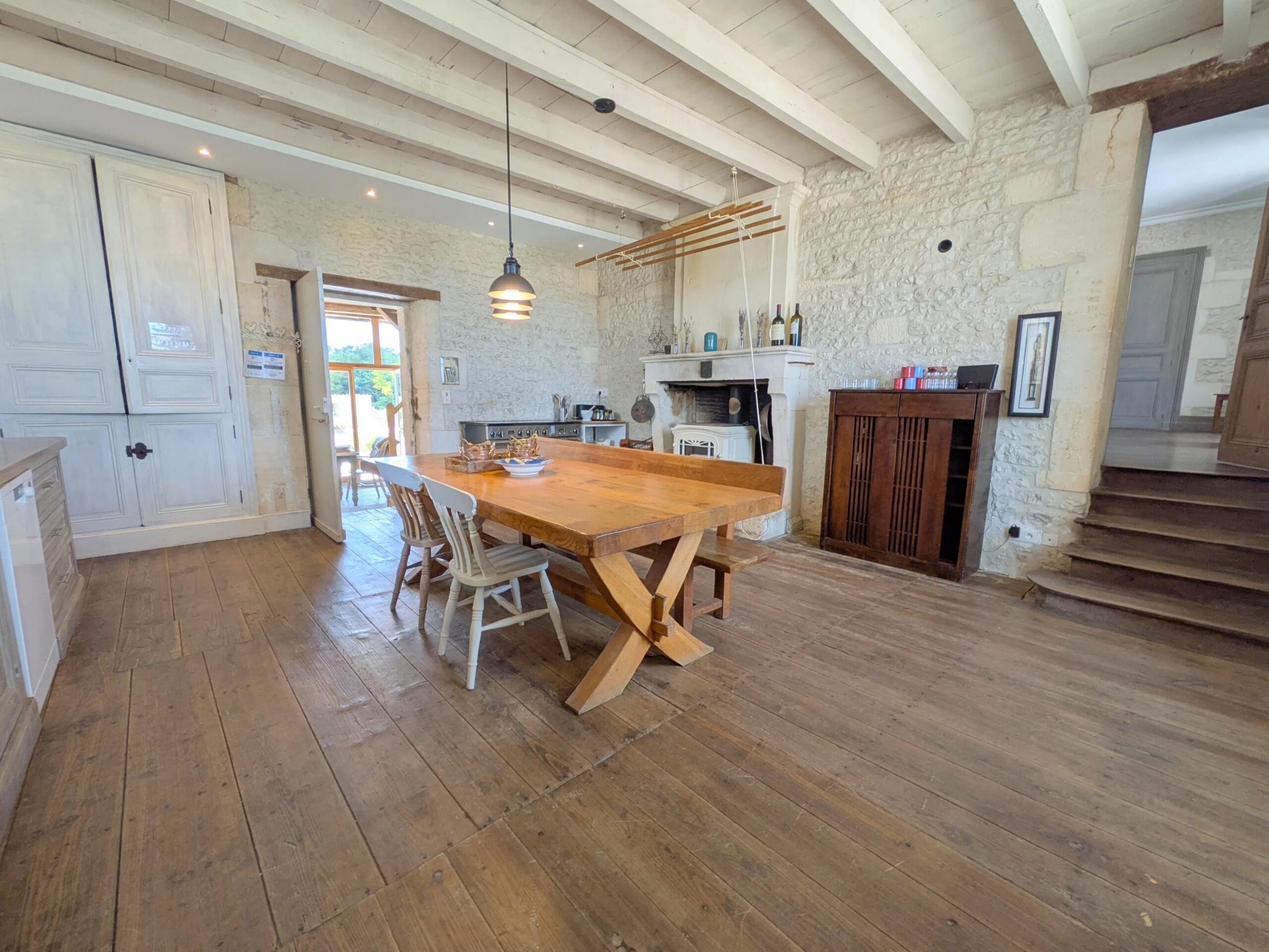Magnificent 10 bed manor house with pool and 2 guest houses, Poitou-Charentes – France – BVI85855