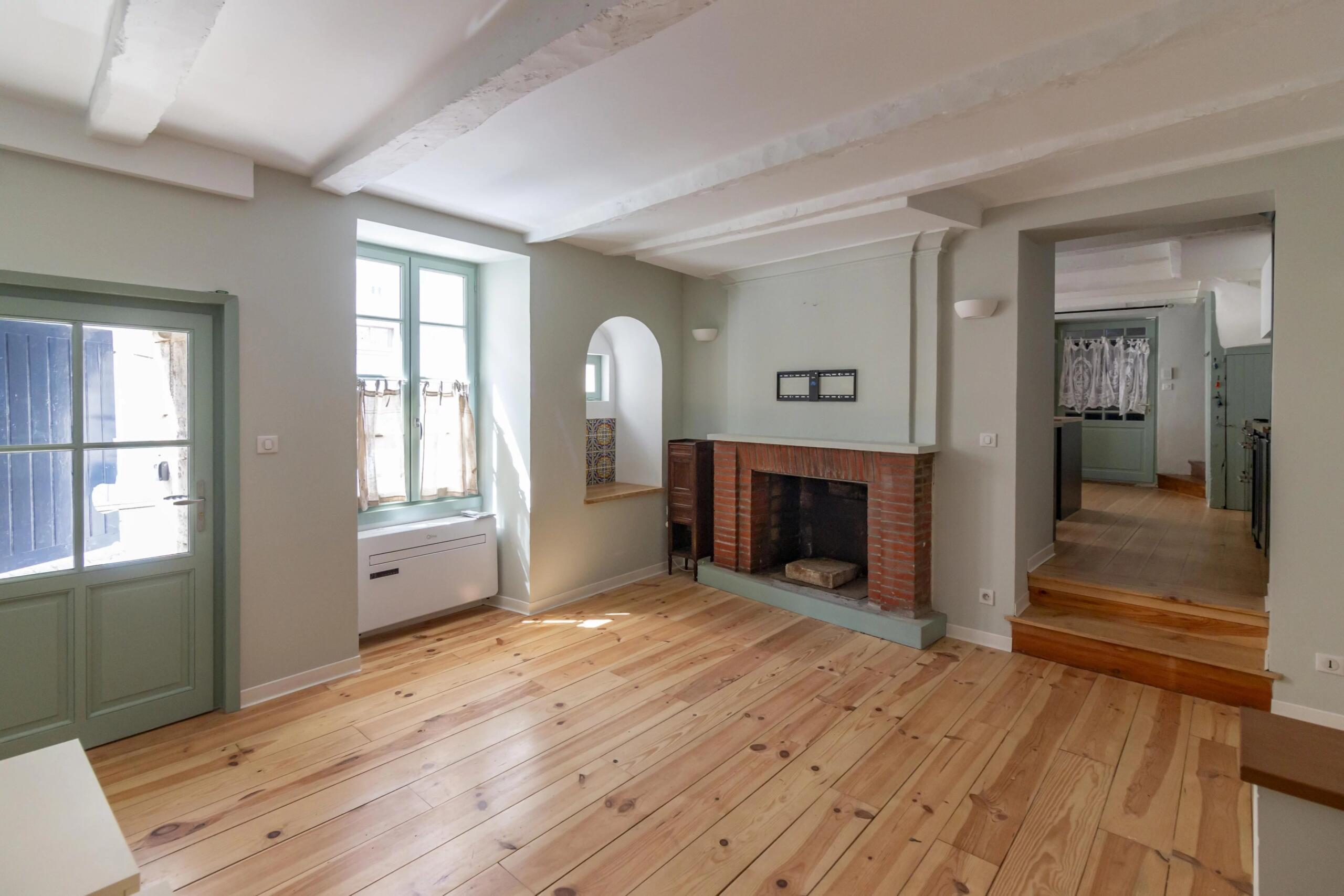 Attractive townhouse packed with character and with a roof terrace with river views, Poitou-Charentes – France – BVI85186