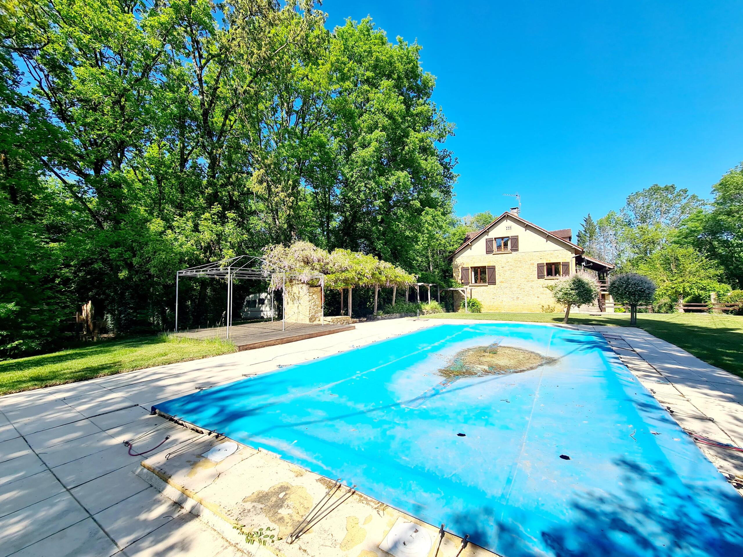 Charming house with 2 bedrooms, Pool and Land in Lamothe-Fénelon, Midi-Pyrénées – France – BVI70610