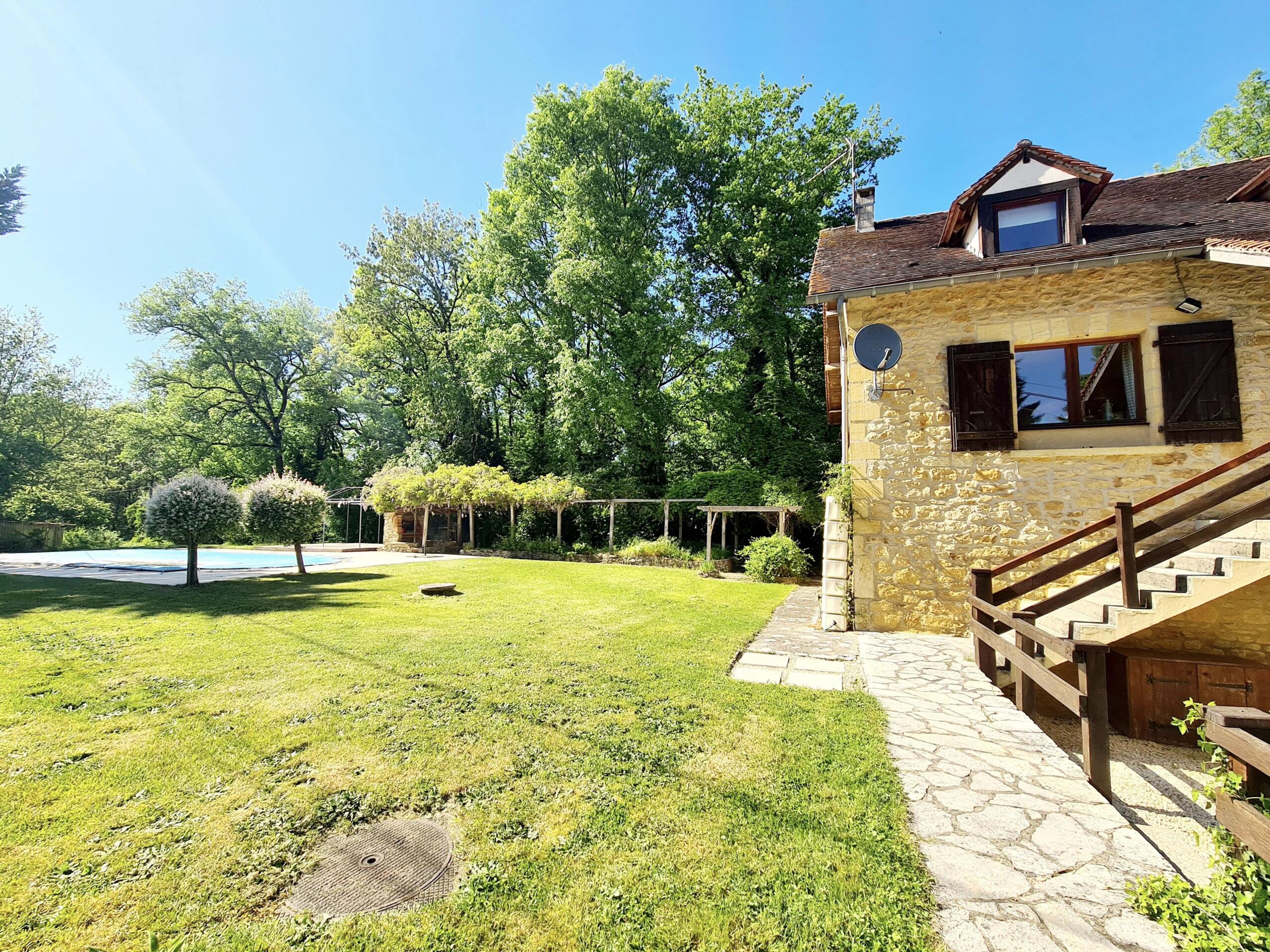 Charming house with 2 bedrooms, Pool and Land in Lamothe-Fénelon, Midi-Pyrénées – France – BVI70610