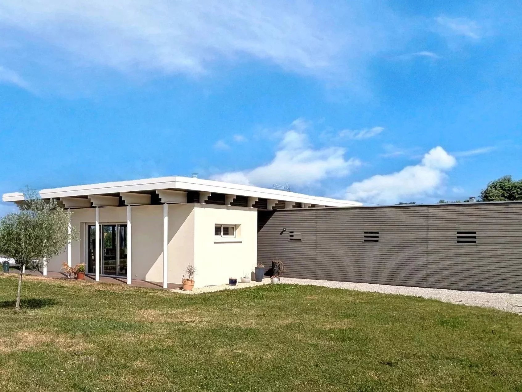 Contemporary 4-bedroom property with pool and exceptional energy efficiency, walking distance of Salignac-Eyvigues, Aquitaine – France – BVI85397