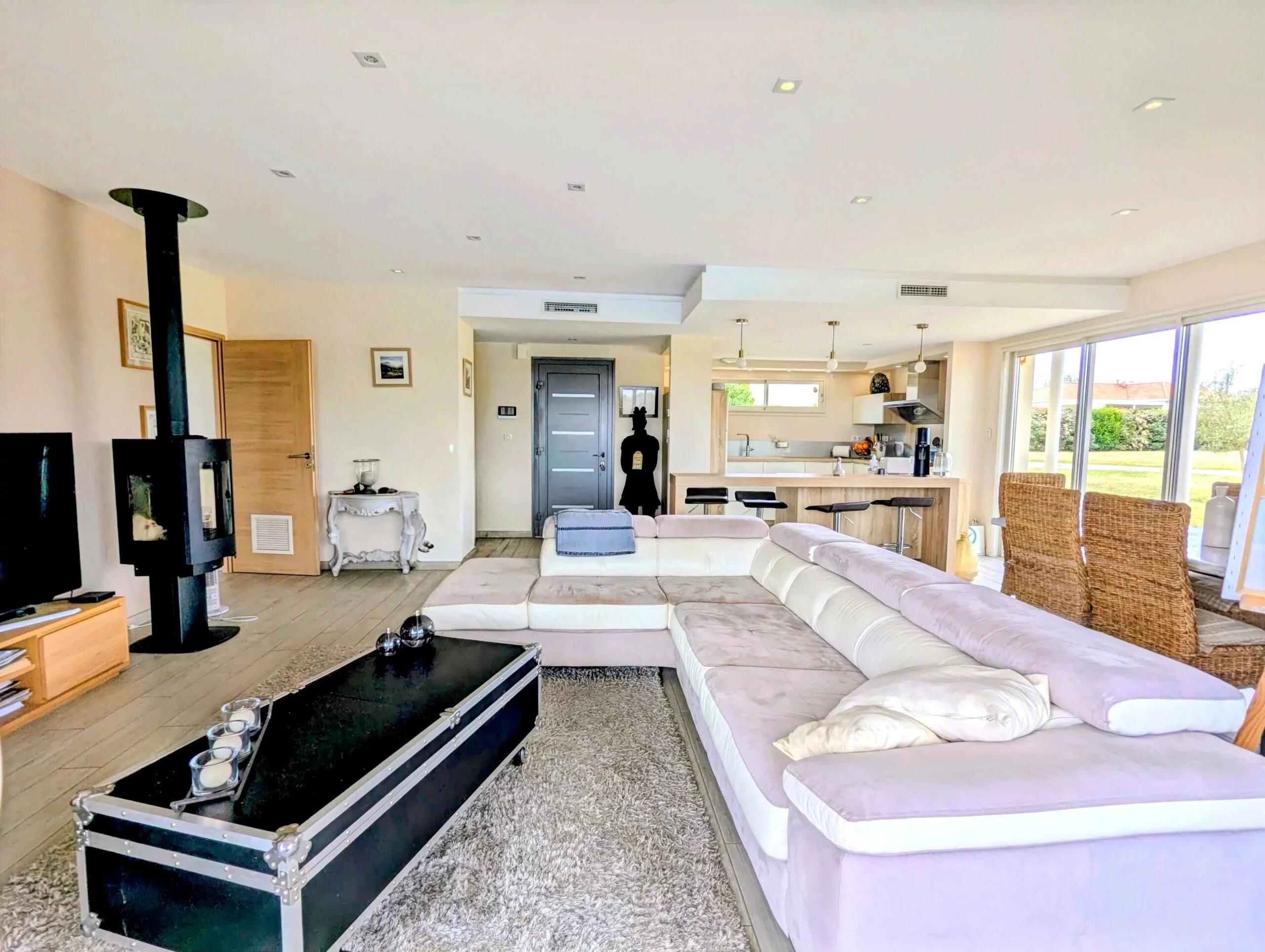 Contemporary 4-bedroom property with pool and exceptional energy efficiency, walking distance of Salignac-Eyvigues, Aquitaine – France – BVI85397