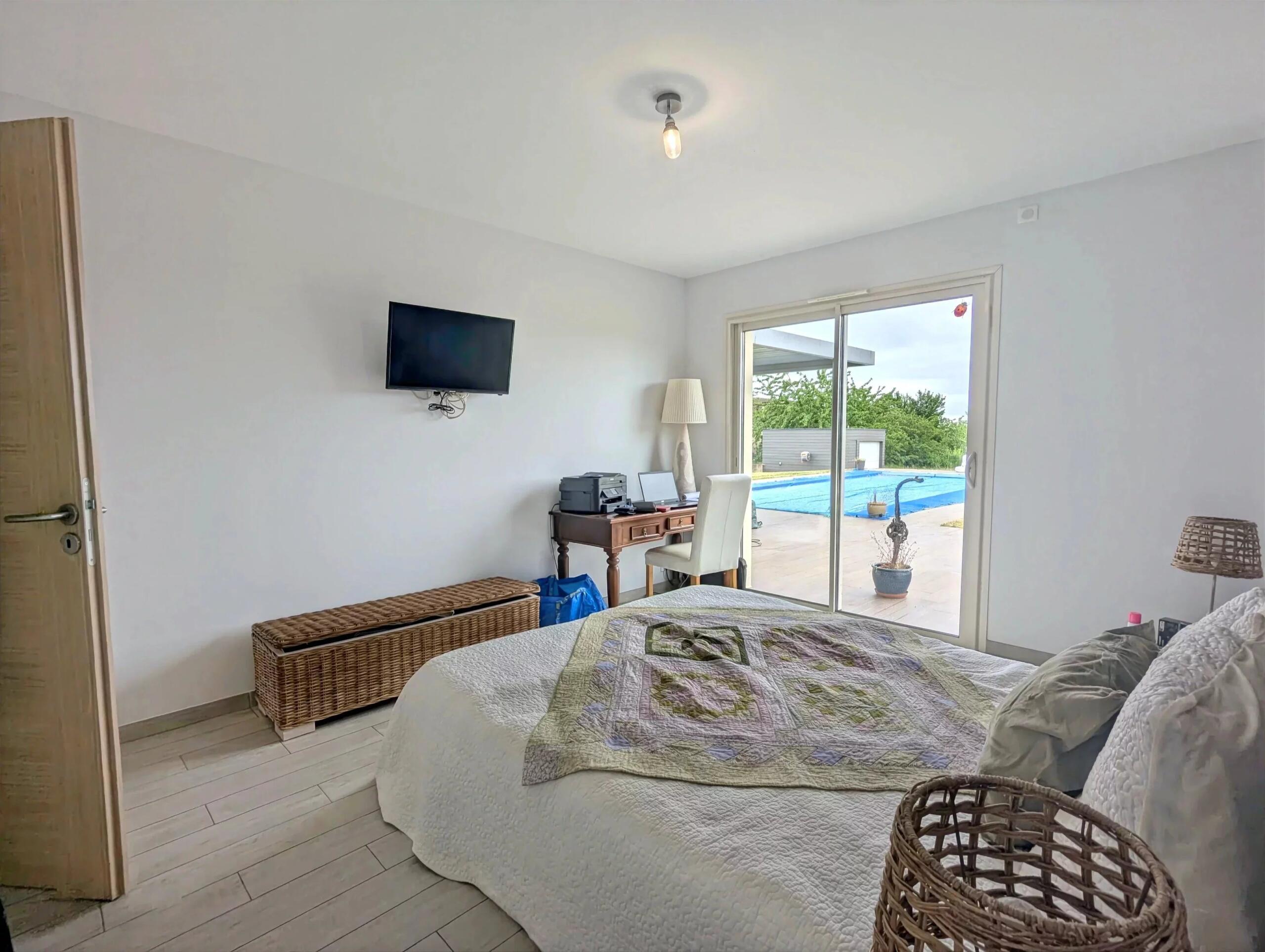 Contemporary 4-bedroom property with pool and exceptional energy efficiency, walking distance of Salignac-Eyvigues, Aquitaine – France – BVI85397