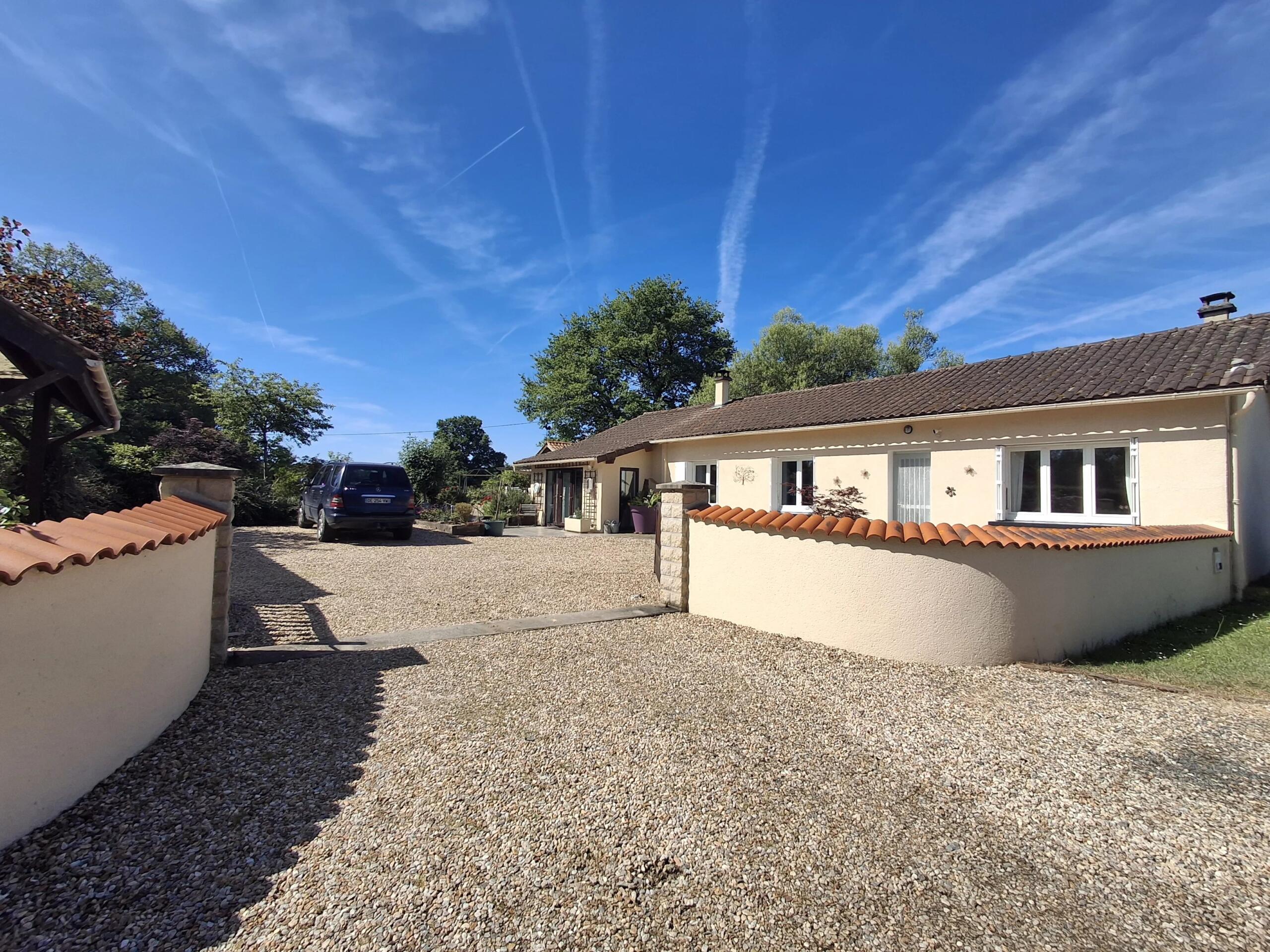 Beautifully presented single-storey home with large, pretty garden, Limousin – France – BVI85460