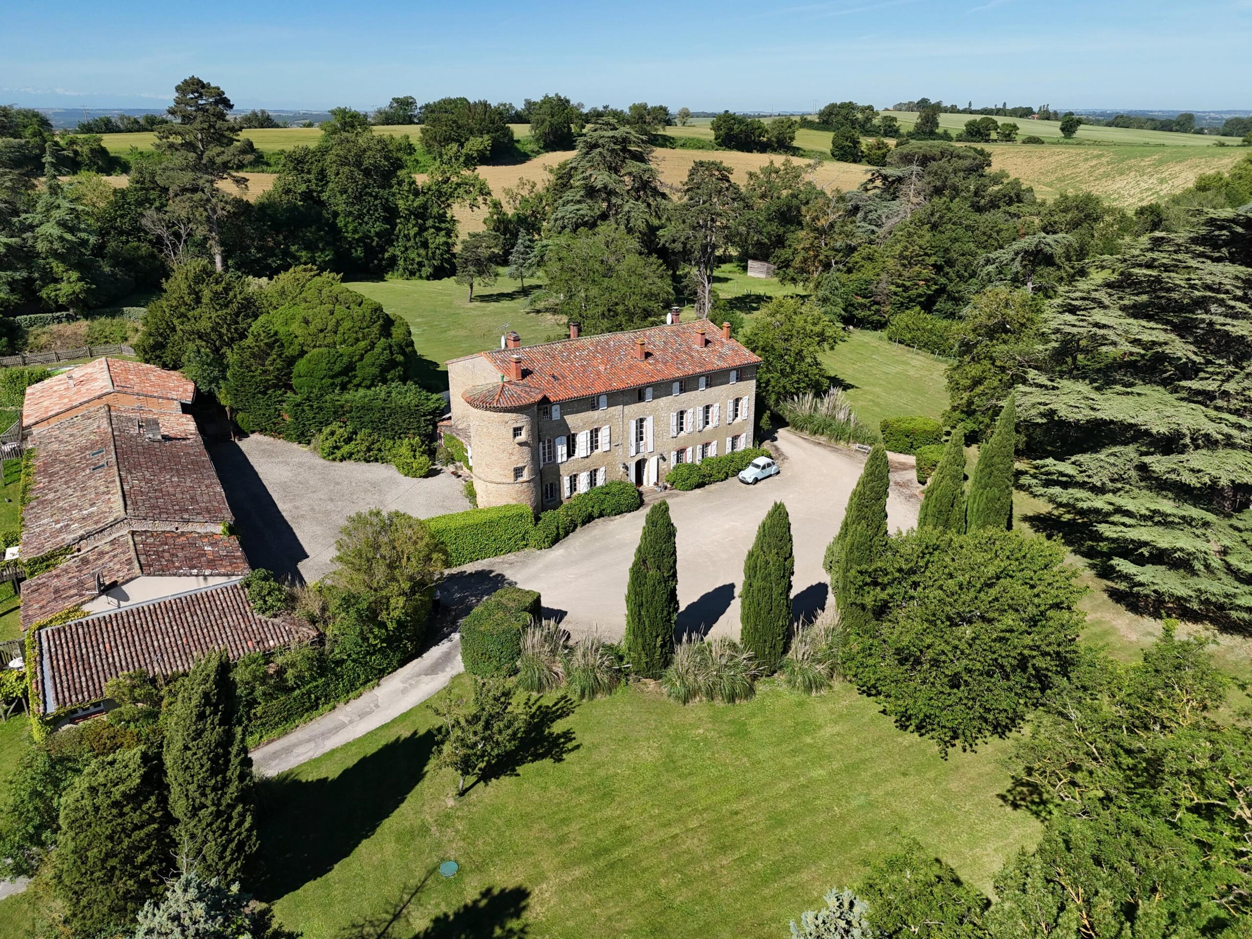 Medieval chateau with 6.5 hectares land and independent cottages and fabulous views, Midi-Pyrénées – France – BVI65682