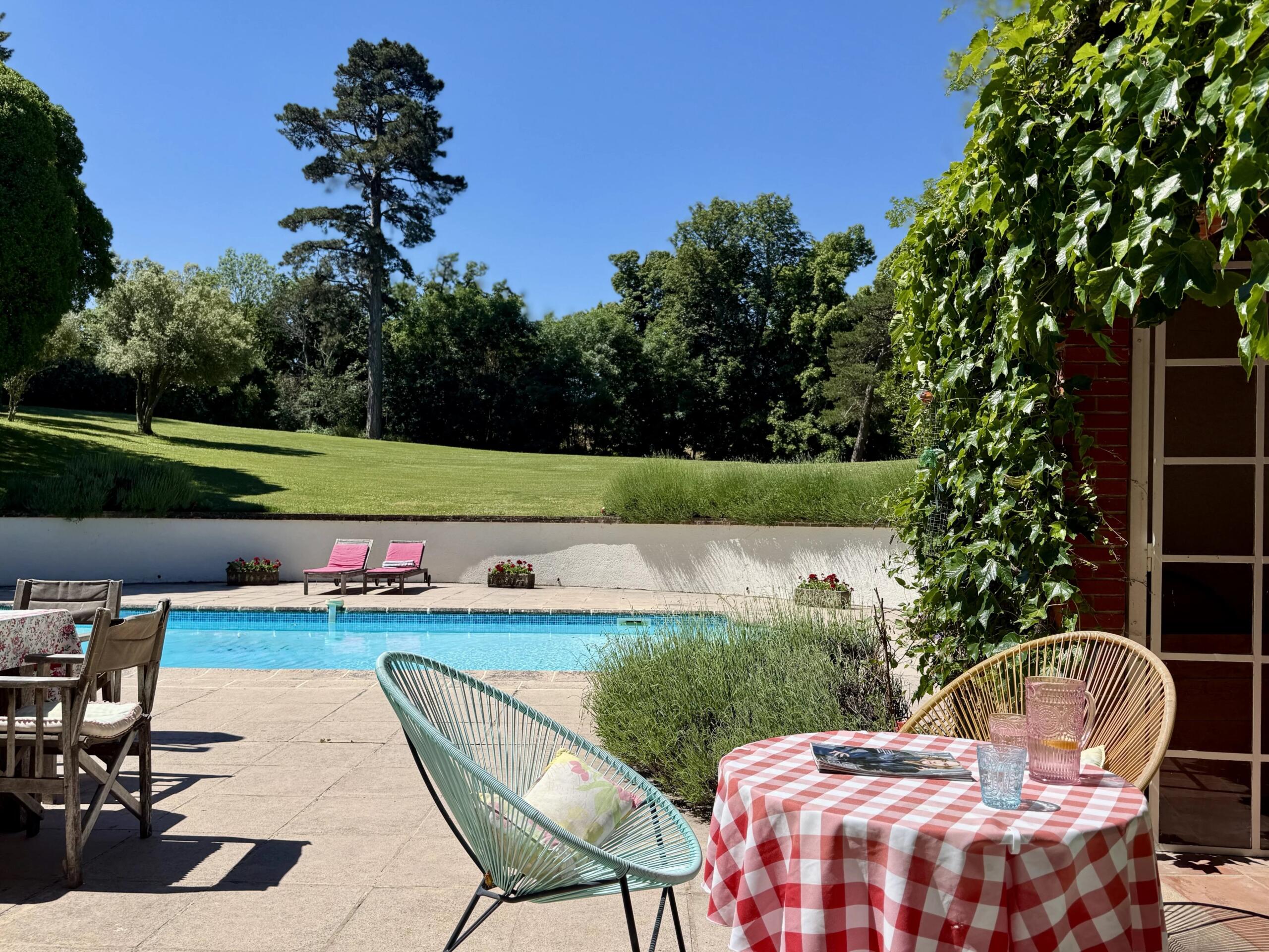 Medieval chateau with 6.5 hectares land and independent cottages and fabulous views, Midi-Pyrénées – France – BVI65682
