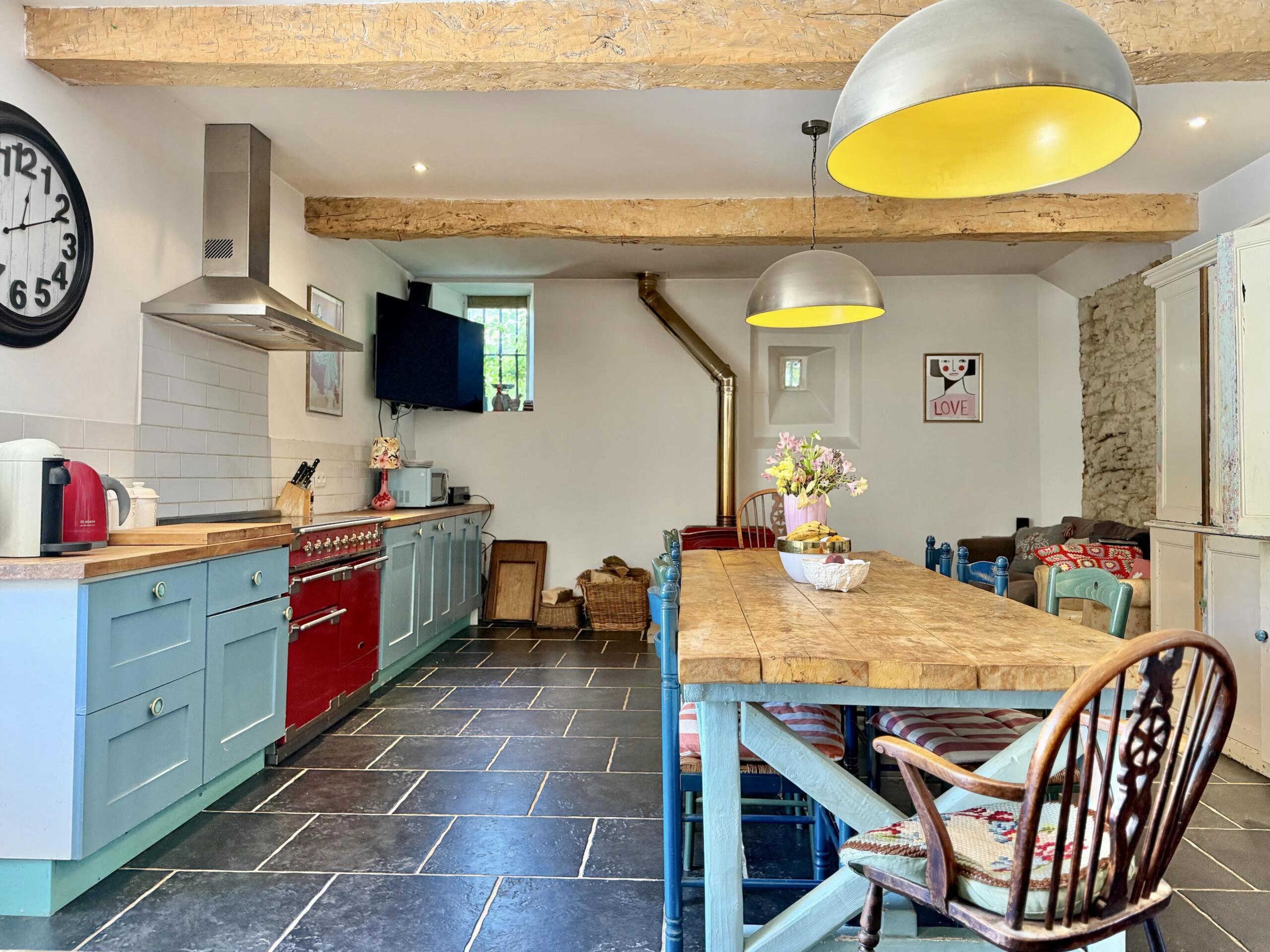 Medieval chateau with 6.5 hectares land and independent cottages and fabulous views, Midi-Pyrénées – France – BVI65682