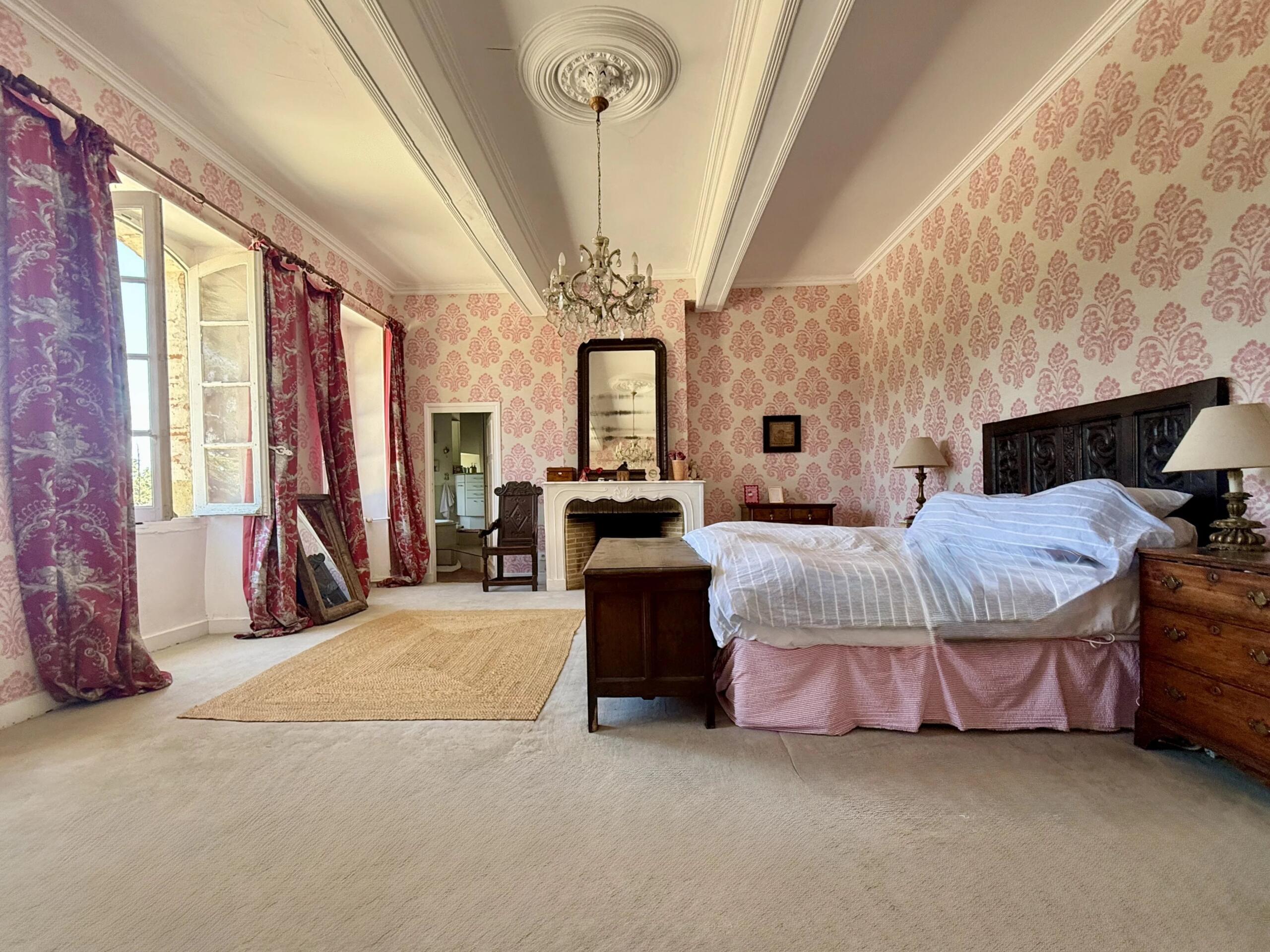 Medieval chateau with 6.5 hectares land and independent cottages and fabulous views, Midi-Pyrénées – France – BVI65682
