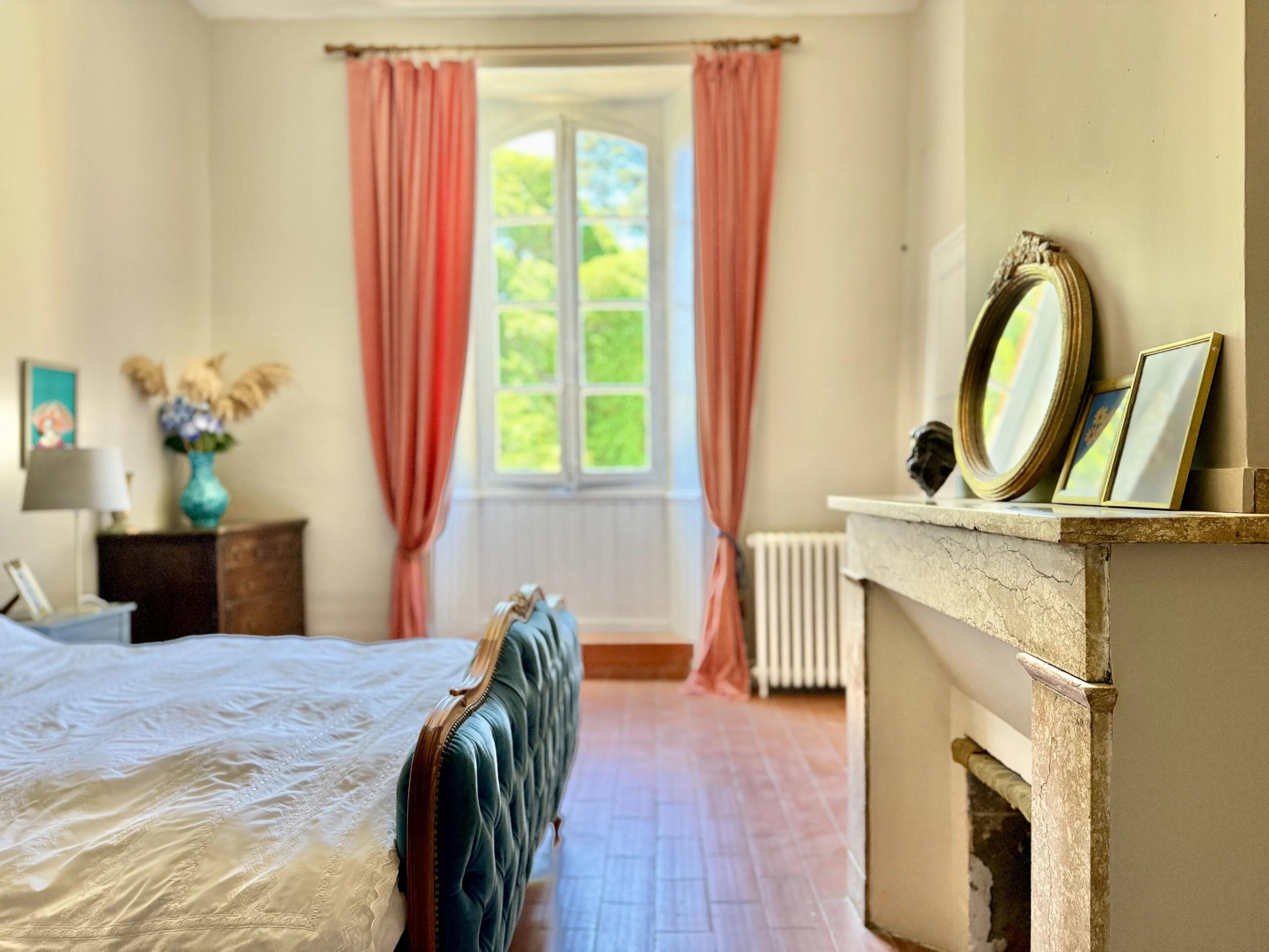 Medieval chateau with 6.5 hectares land and independent cottages and fabulous views, Midi-Pyrénées – France – BVI65682