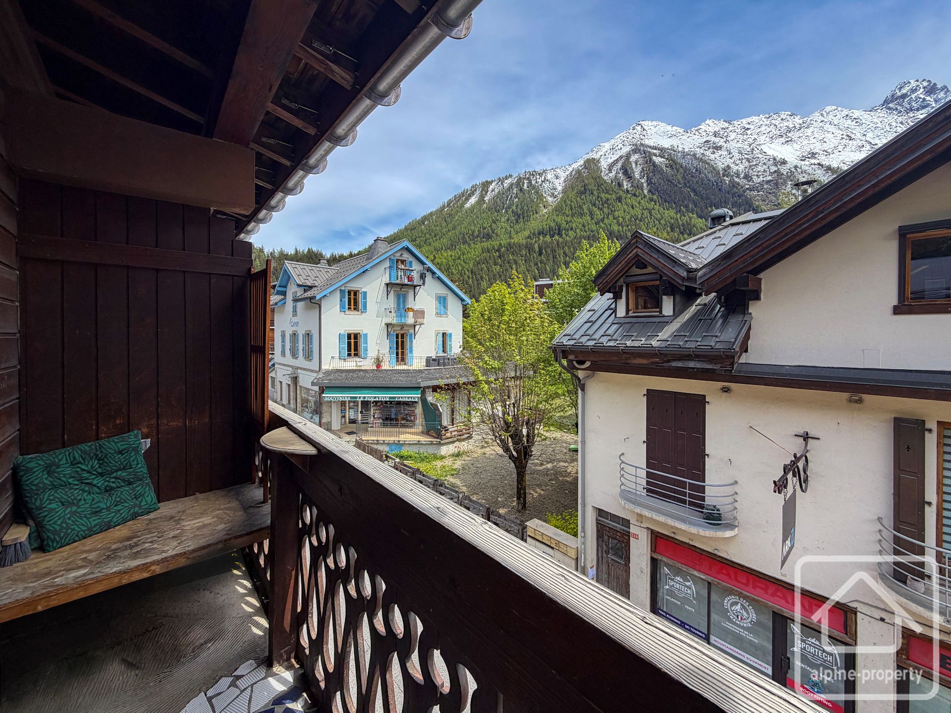 One Bedroom Apartment With Balcony And Views Of The Aiguille Verte, Walking Distance To Grands Montets Ski Lift. – AIGUILLETTEARG
