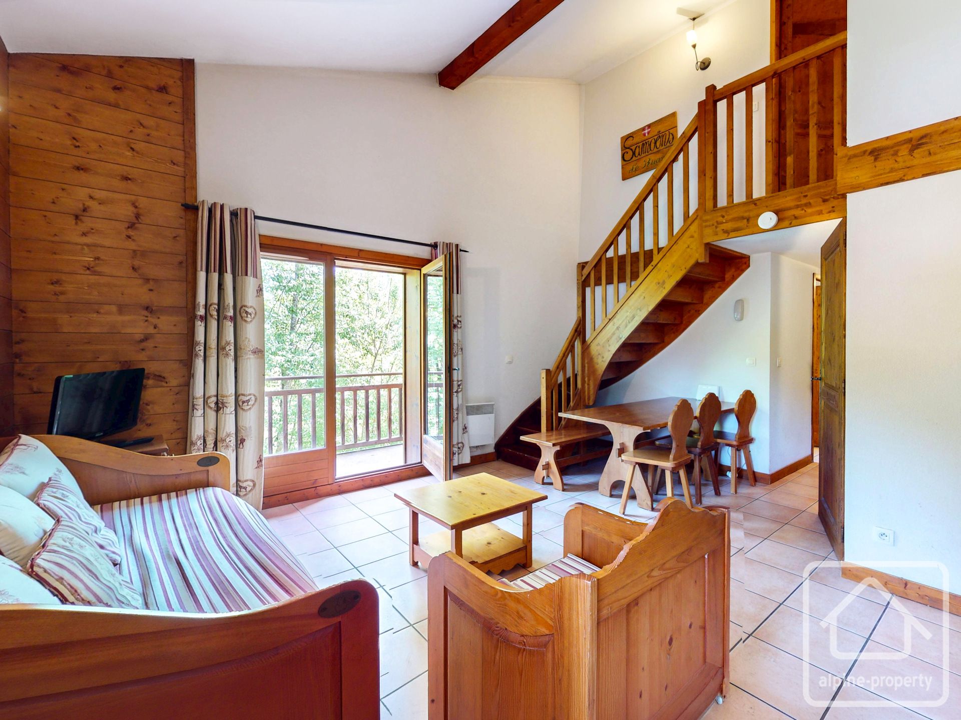 A Desirable Two-bedroom Duplex Near Samoëns Centre, Offering Excellent Amenities, Stunning Views, And Potential For Modernization. – RUAN