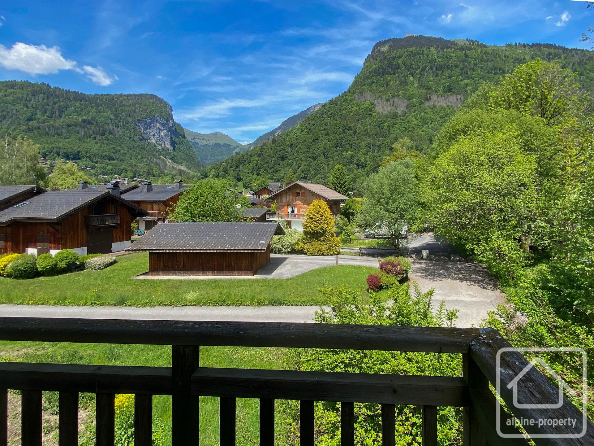 A Desirable Two-bedroom Duplex Near Samoëns Centre, Offering Excellent Amenities, Stunning Views, And Potential For Modernization. – RUAN