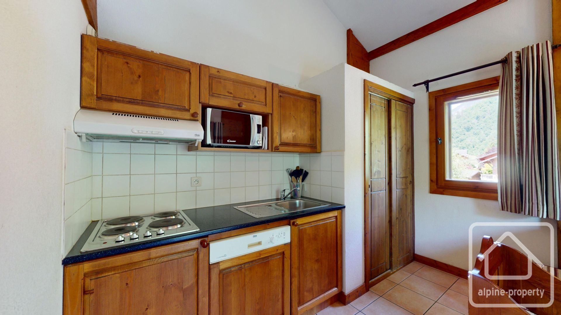 A Desirable Two-bedroom Duplex Near Samoëns Centre, Offering Excellent Amenities, Stunning Views, And Potential For Modernization. – RUAN