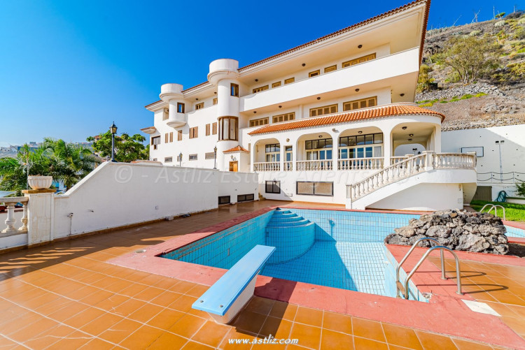 8 bedroom villa in Santa Cruz De Tenerife, Spain – AAEP1883