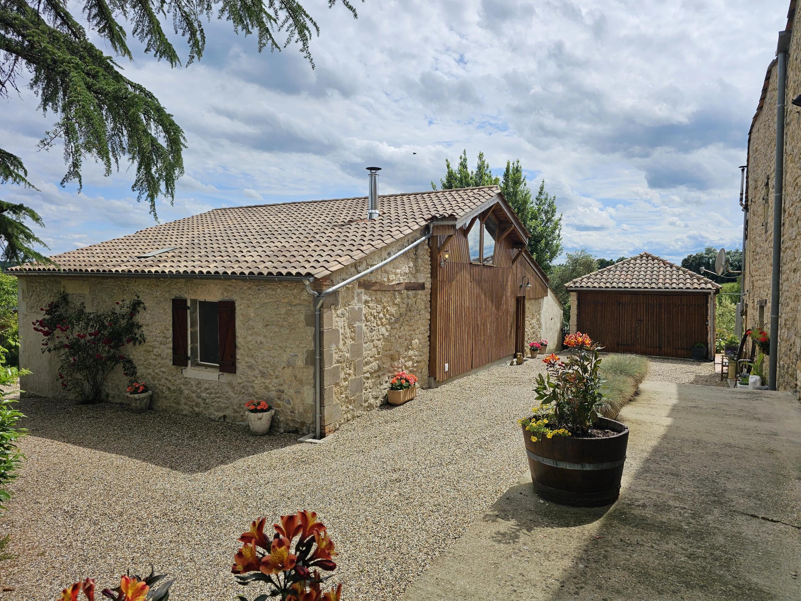 3 properties and swimming pool, Aquitaine – France – BVI85854