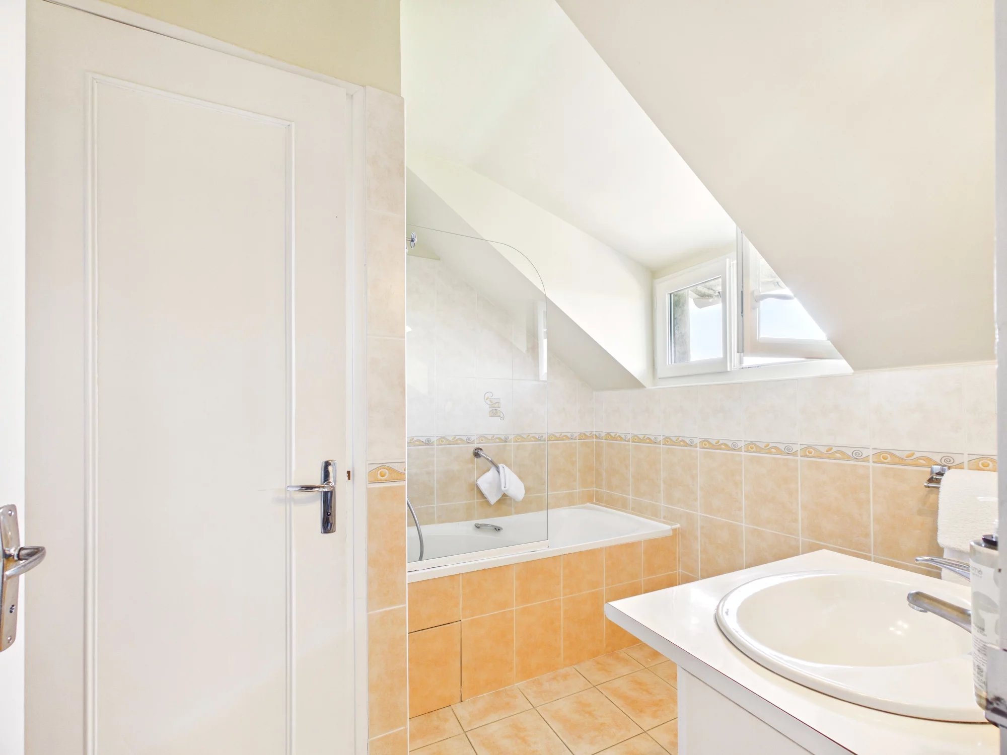 Hôtel-Restaurant with 17 en suite rooms and owners accomodation, Midi-Pyrénées – France – BVI73330