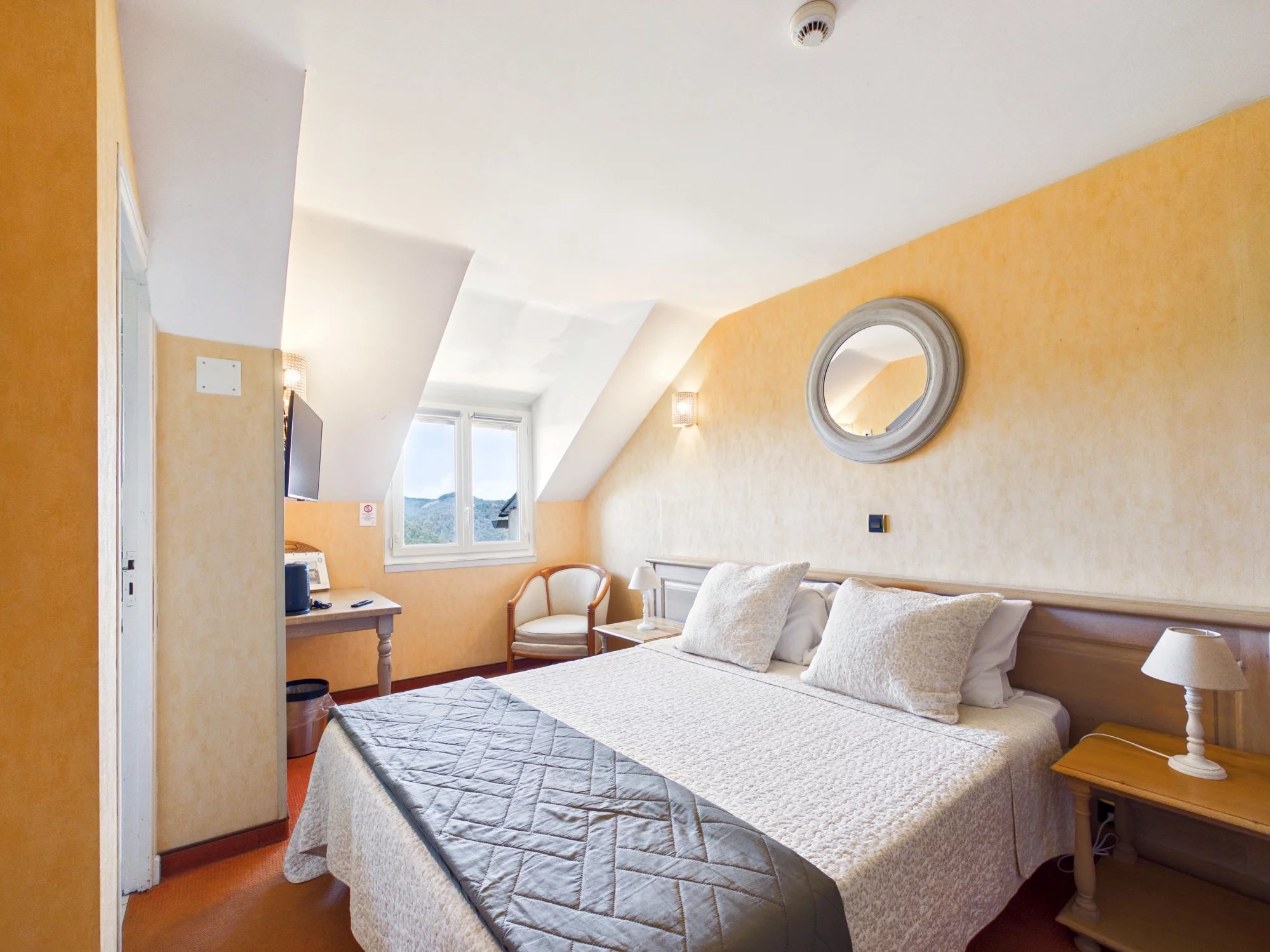 Hôtel-Restaurant with 17 en suite rooms and owners accomodation, Midi-Pyrénées – France – BVI73330