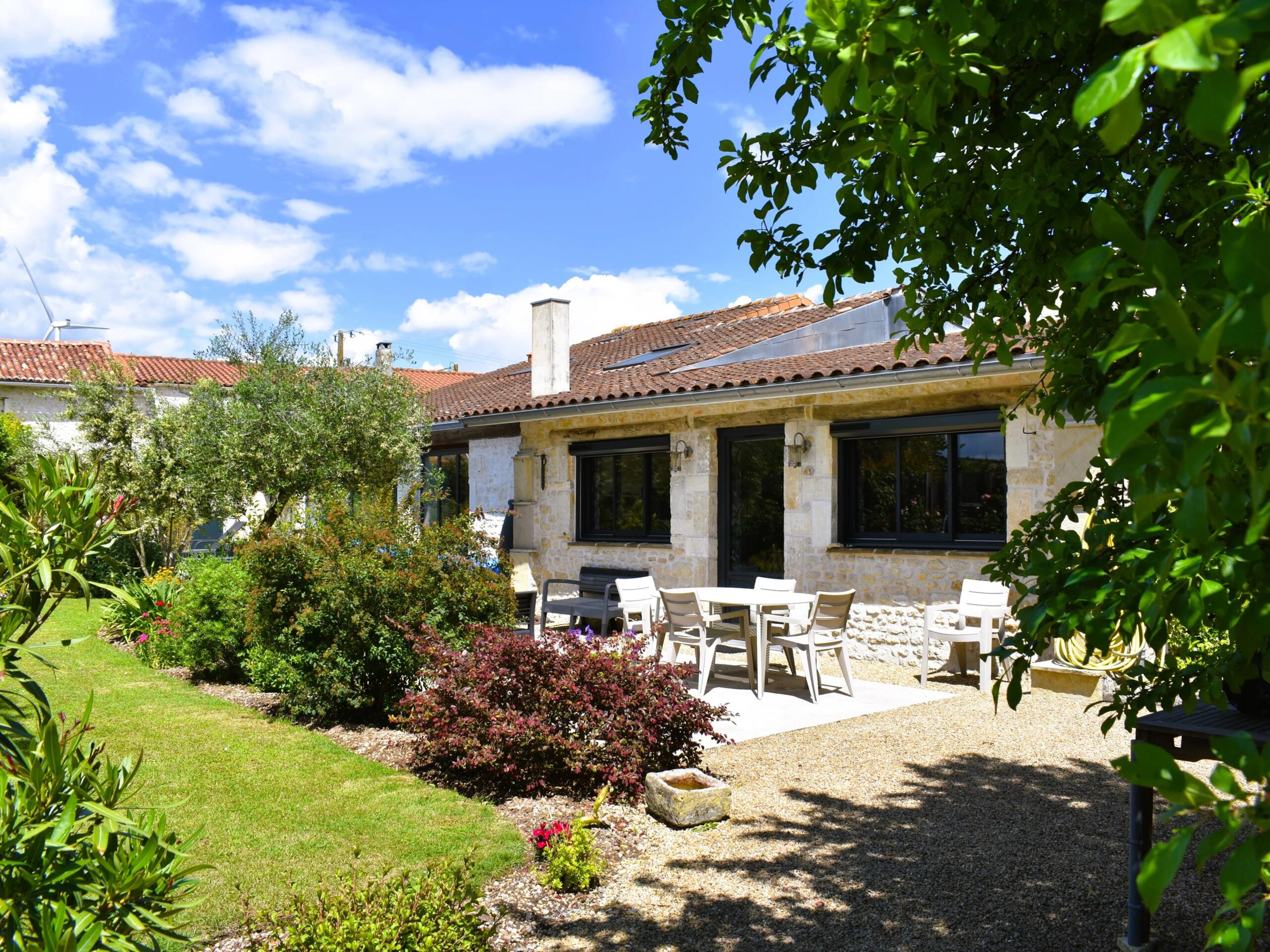 Renovated, spacious, just 30 kilometres from the sea!, Poitou-Charentes – France – BVI85450