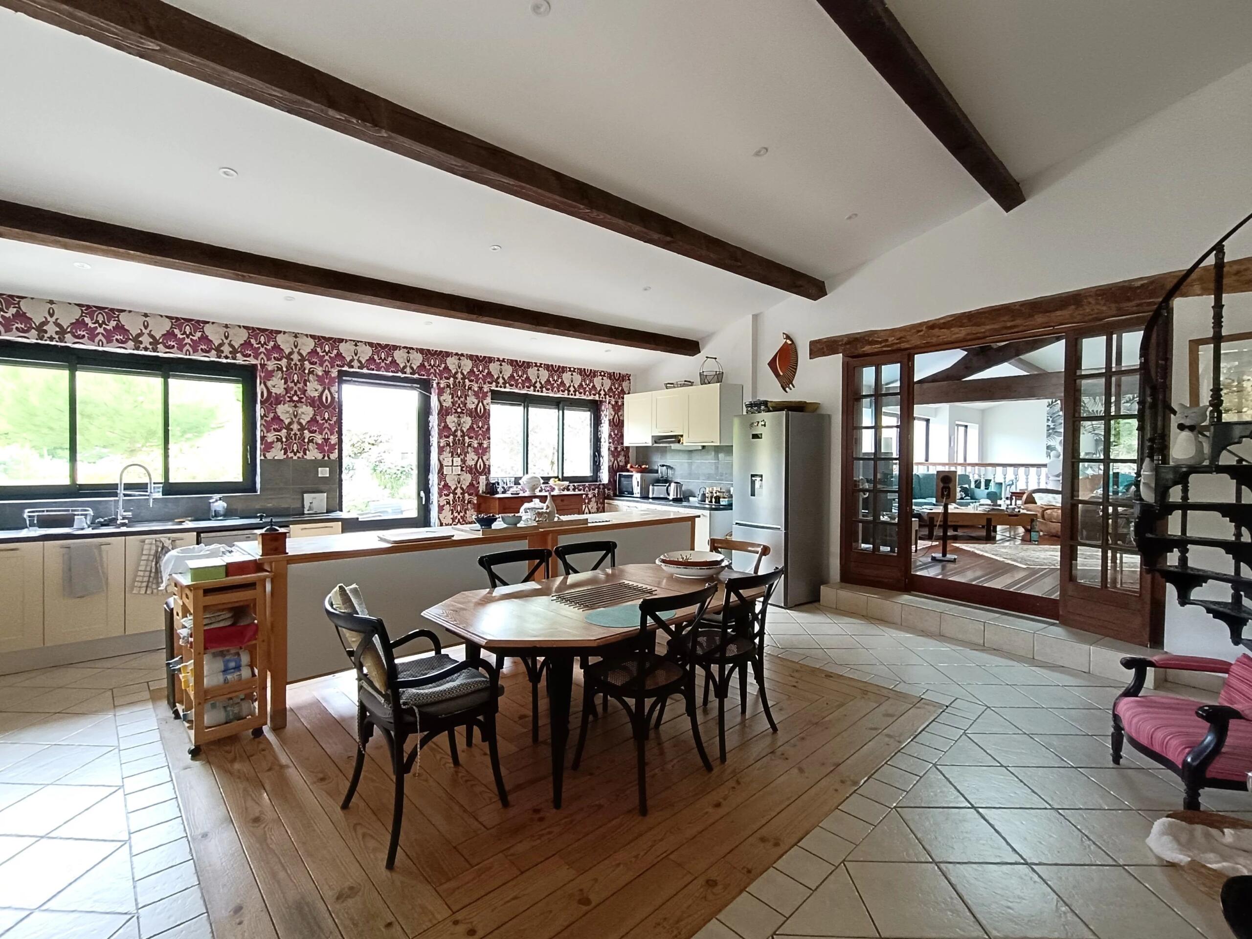 Renovated, spacious, just 30 kilometres from the sea!, Poitou-Charentes – France – BVI85450