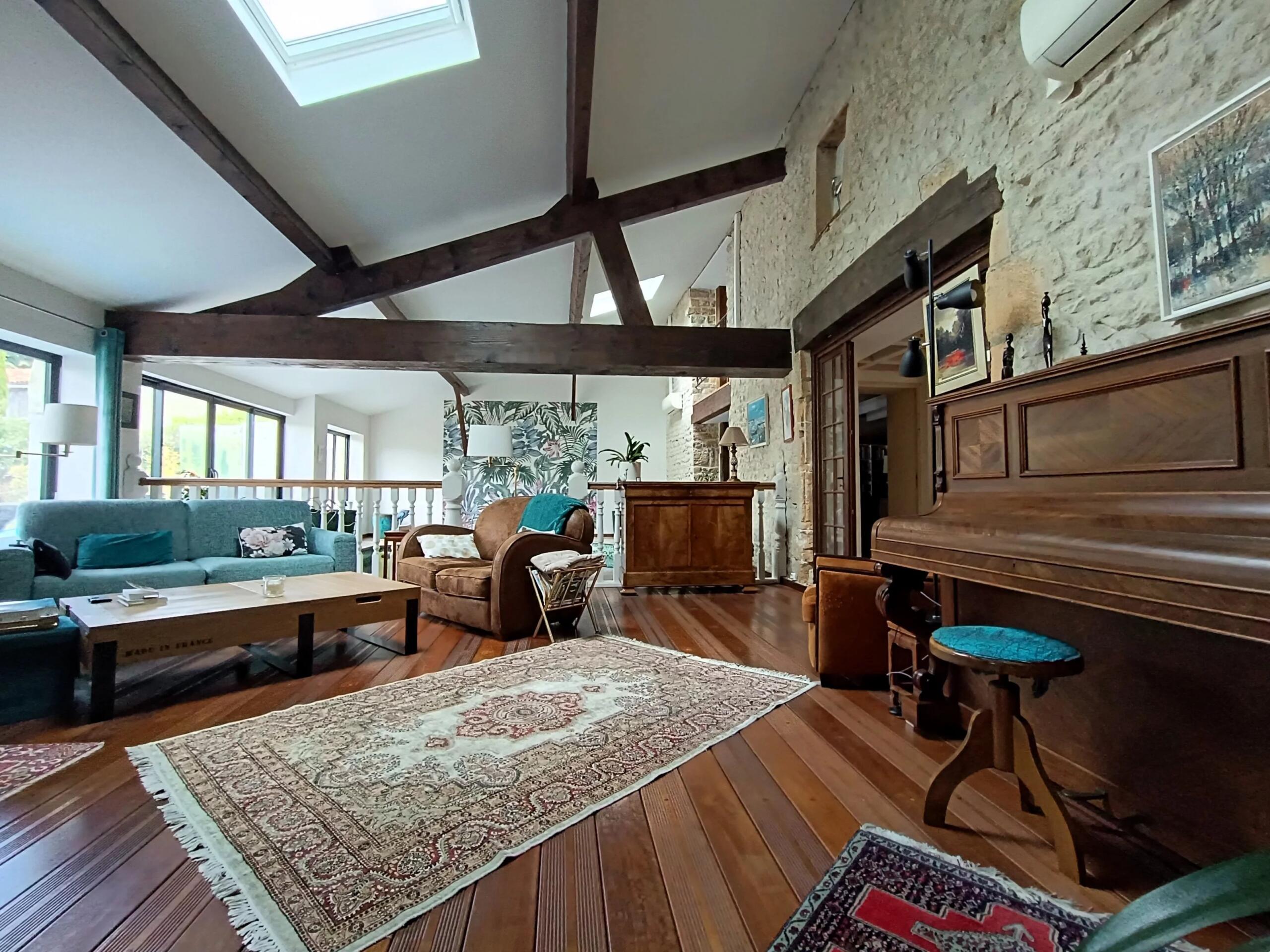 Renovated, spacious, just 30 kilometres from the sea!, Poitou-Charentes – France – BVI85450