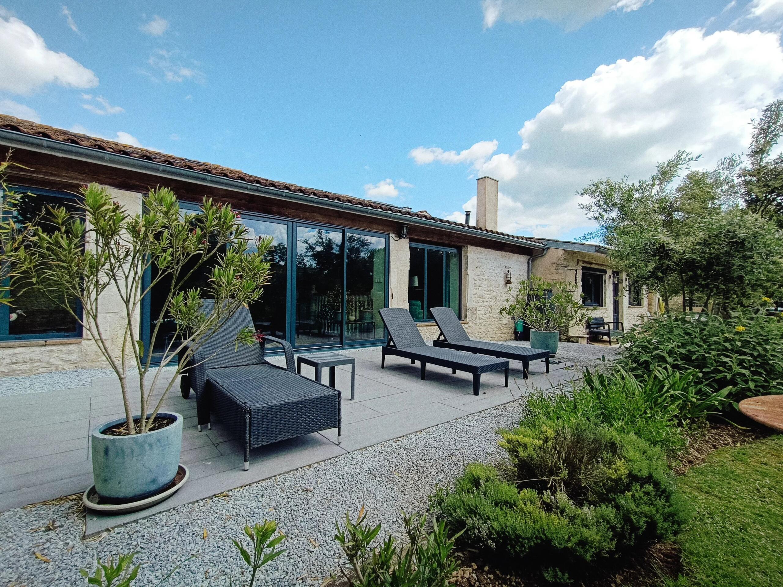 Renovated, spacious, just 30 kilometres from the sea!, Poitou-Charentes – France – BVI85450