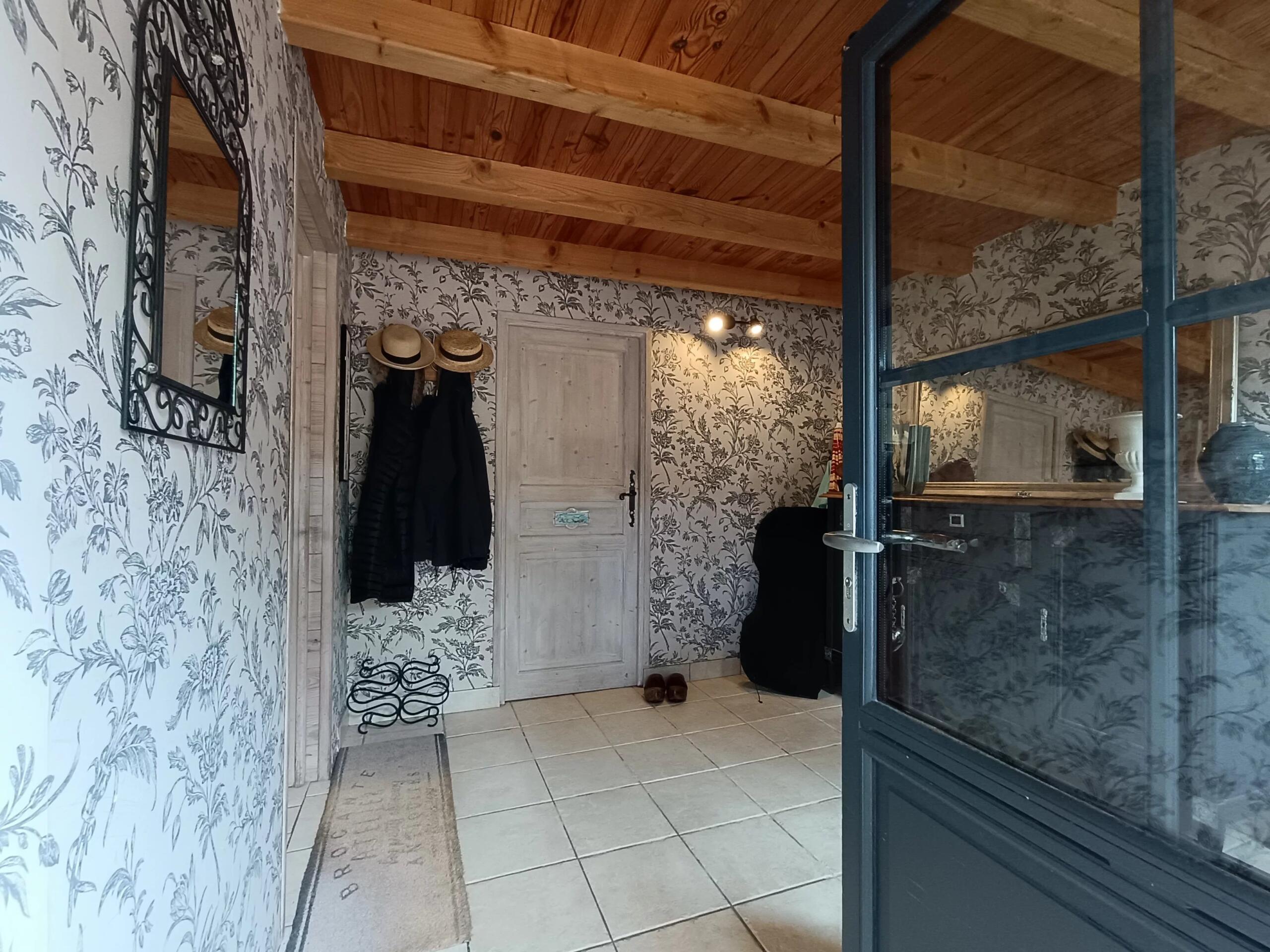 Renovated, spacious, just 30 kilometres from the sea!, Poitou-Charentes – France – BVI85450