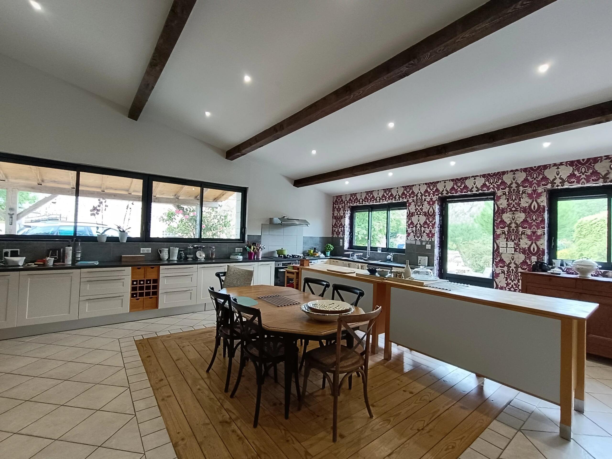Renovated, spacious, just 30 kilometres from the sea!, Poitou-Charentes – France – BVI85450